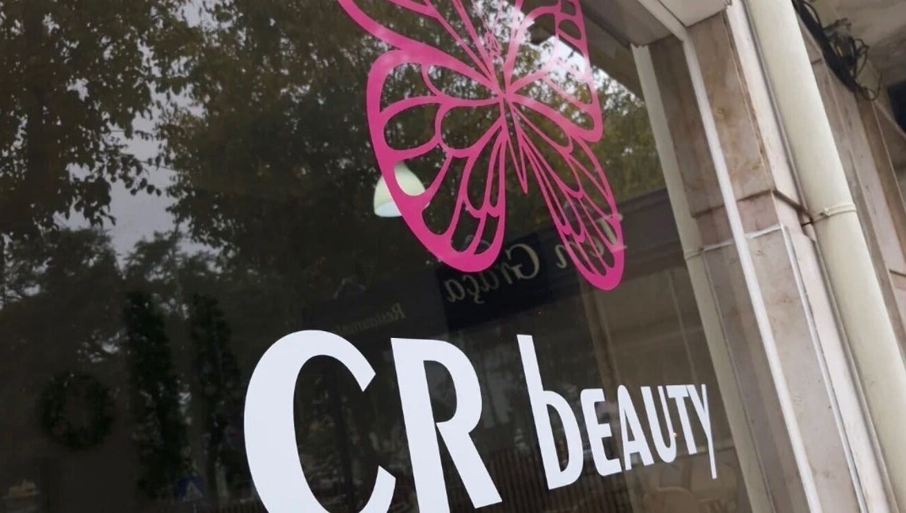 Logotipo CR Beauty na vitrine em Glow.by.debora, Lisboa, Lisboa, PT.