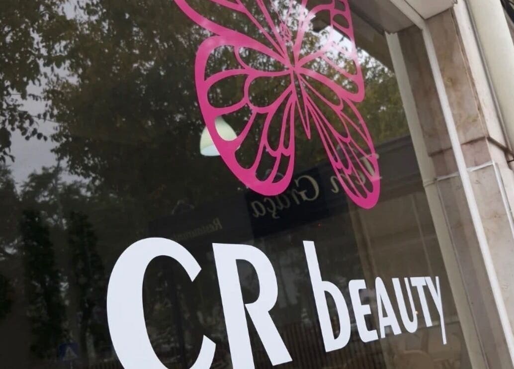 Logotipo CR Beauty na vitrine em Glow.by.debora, Lisboa, Lisboa, PT.