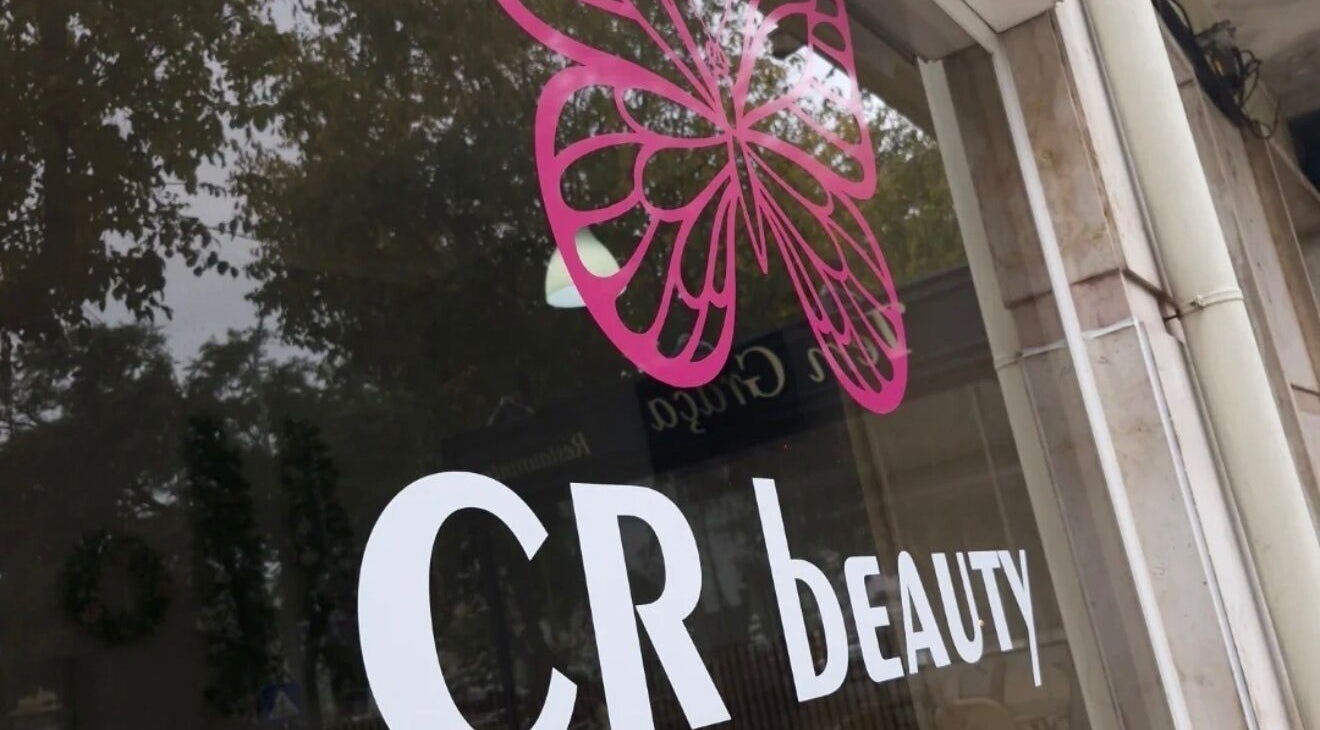 Logotipo CR Beauty na vitrine em Glow.by.debora, Lisboa, Lisboa, PT.