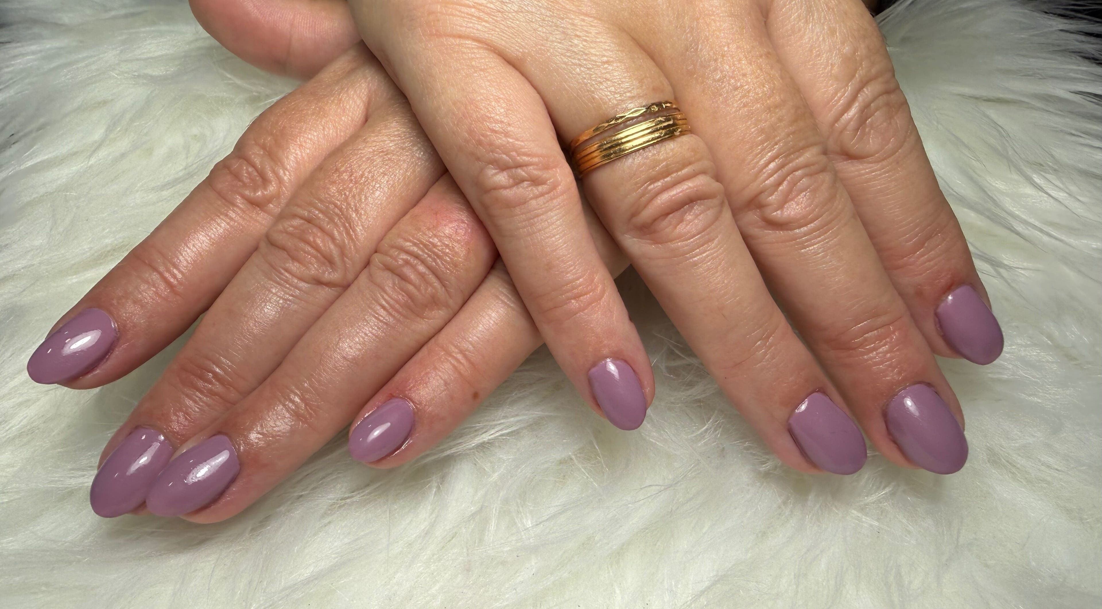 Unhas com esmalte lilás em Glow.by.debora, Lisboa, Lisboa, PT. Beleza e cuidado profissional.