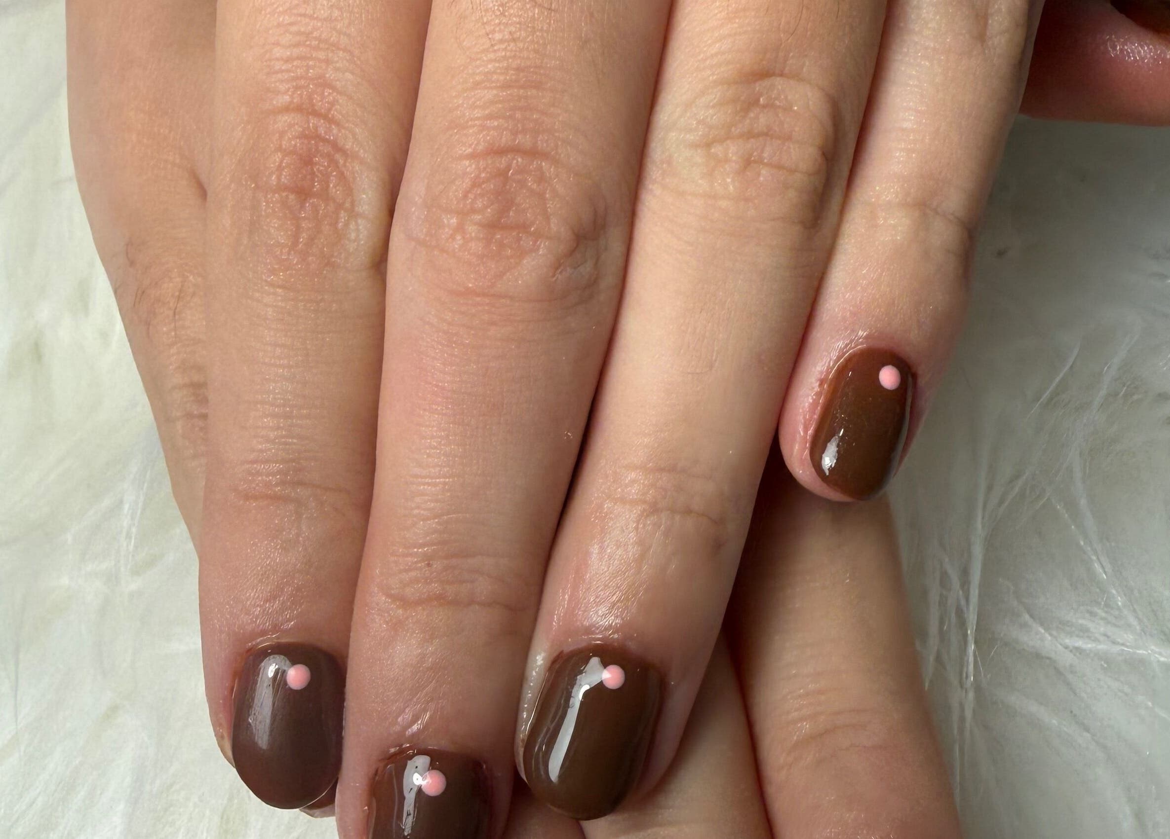 Manicure marrom com detalhes rosa em Glow.by.debora, Lisboa, Lisboa, PT.