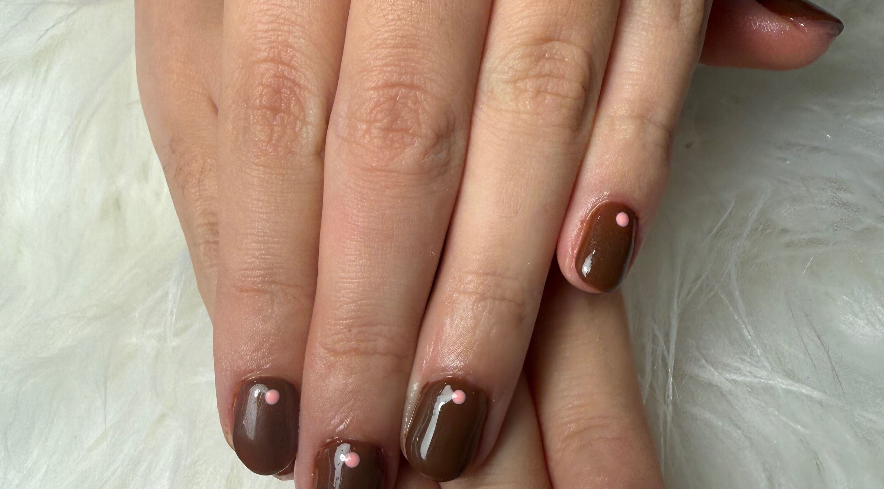 Manicure marrom com detalhes rosa em Glow.by.debora, Lisboa, Lisboa, PT.