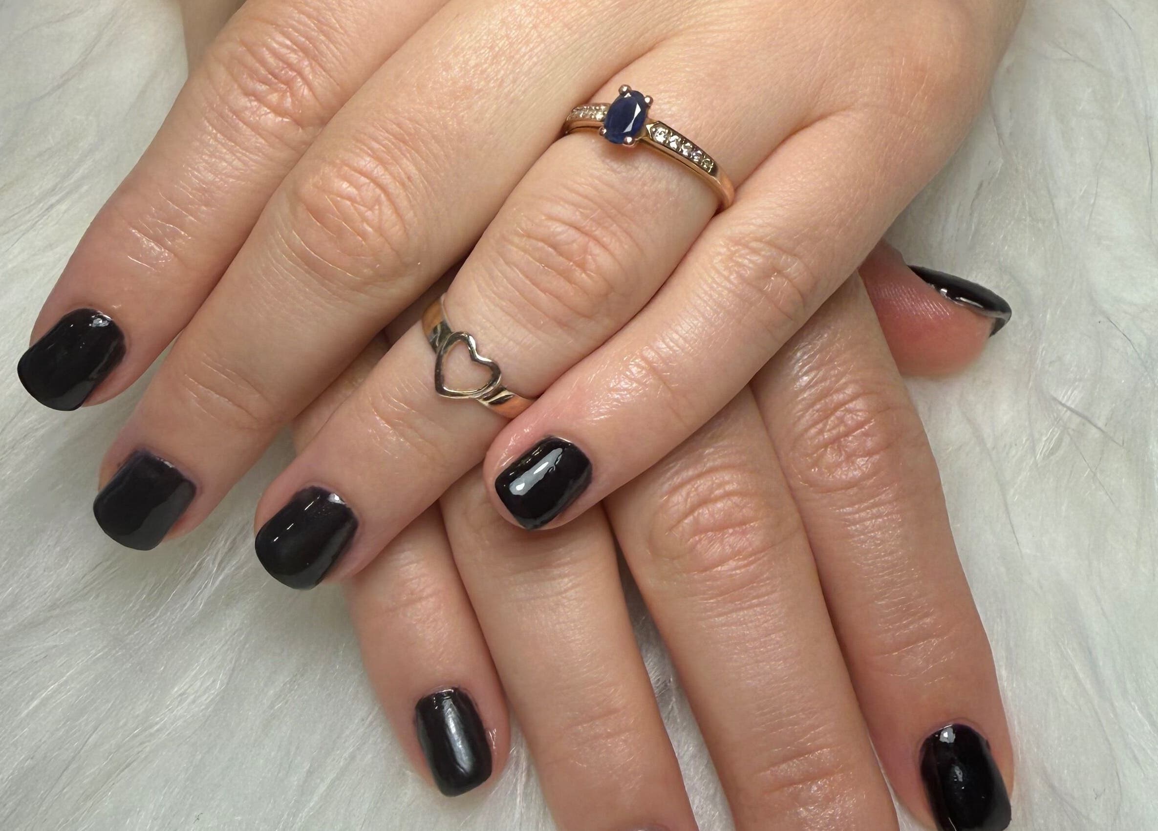 Unhas pretas impecáveis decoradas em Glow.by.debora, Lisboa, Lisboa, PT.