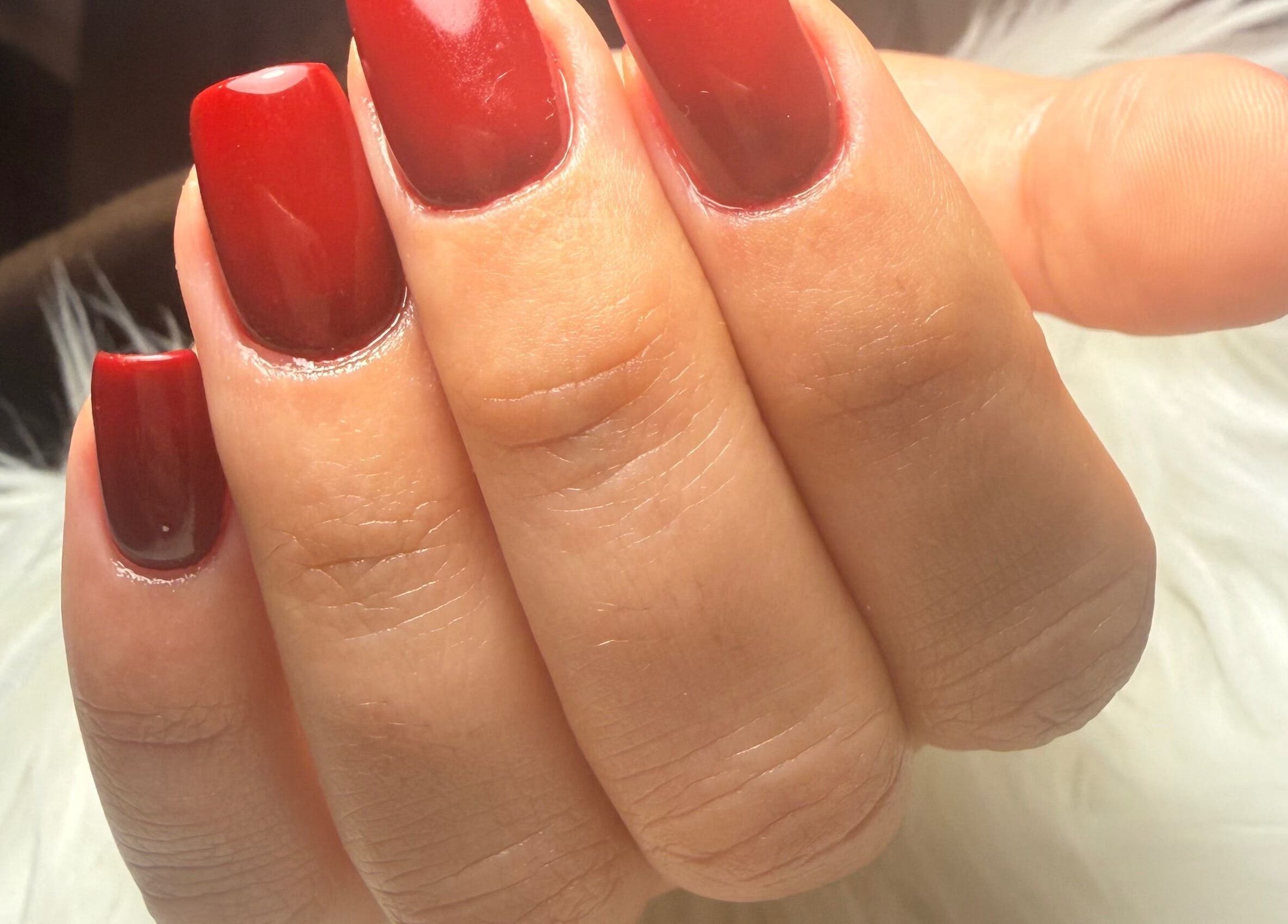 Unhas vermelhas bem cuidadas em Glow.by.debora, Lisboa, Lisboa, PT. Perfeitas para um look sofisticado.