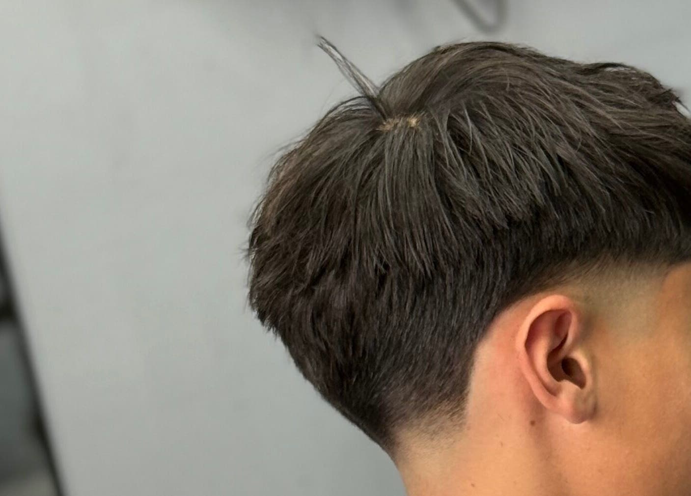 Corte de cabello juvenil en Southside Barbershop, Iuf, Santa Fe, AR, mostrando un estilo moderno.