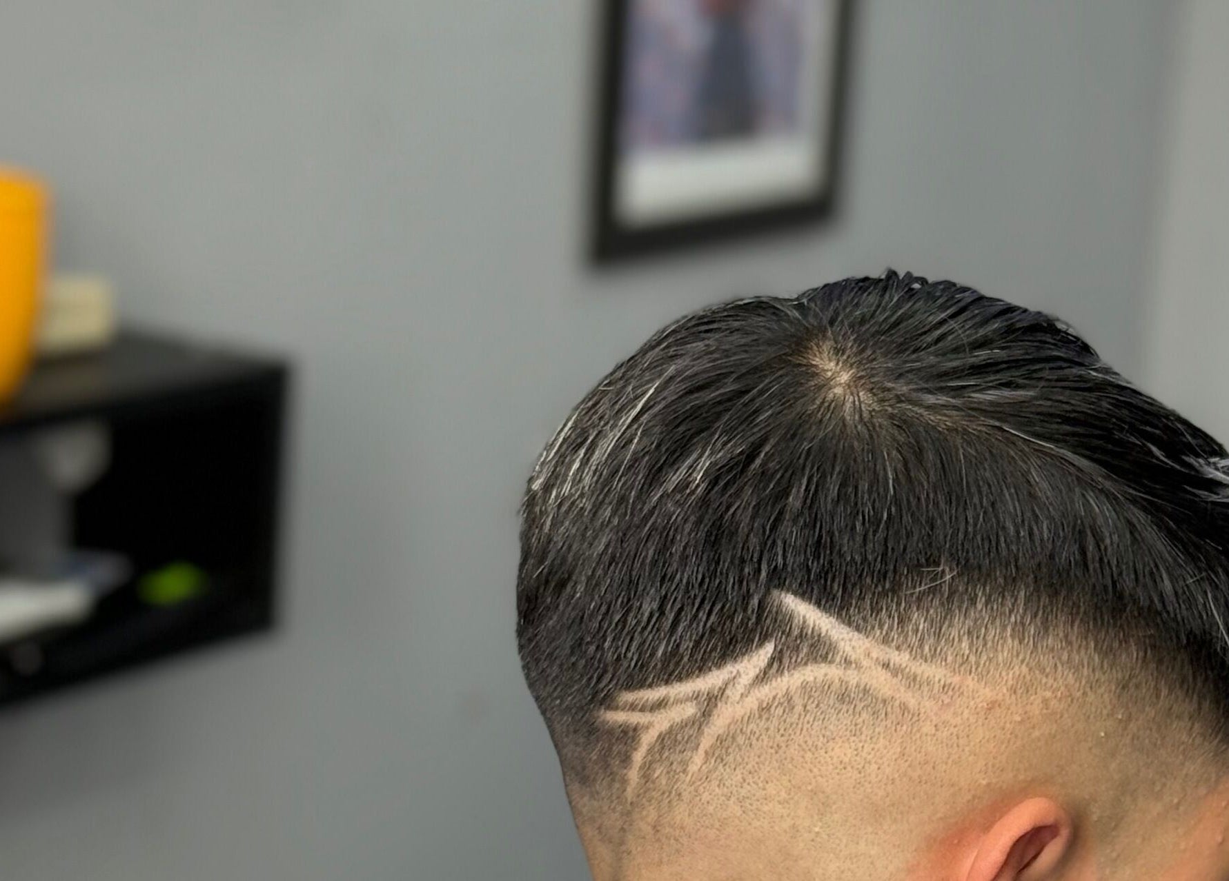 Corte con diseño preciso en Southside Barbershop, Iuf, Santa Fe, AR.