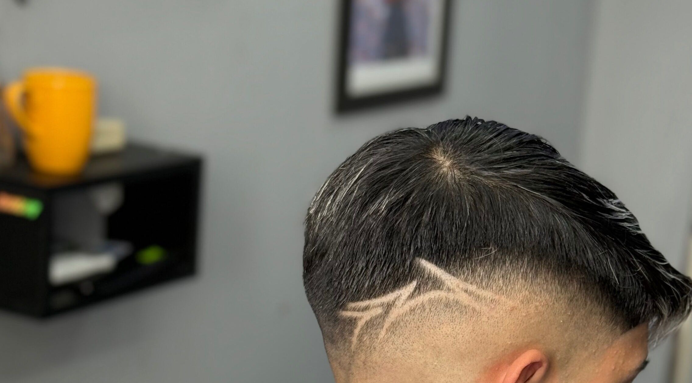 Corte con diseño preciso en Southside Barbershop, Iuf, Santa Fe, AR.