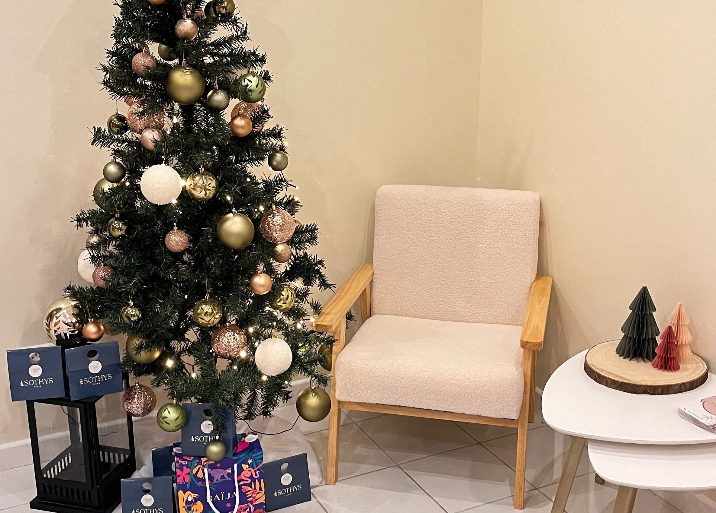 Décor de Noël élégant à Beauté Antigone, Montpellier, Occitanie, FR avec sapin et cadeaux.