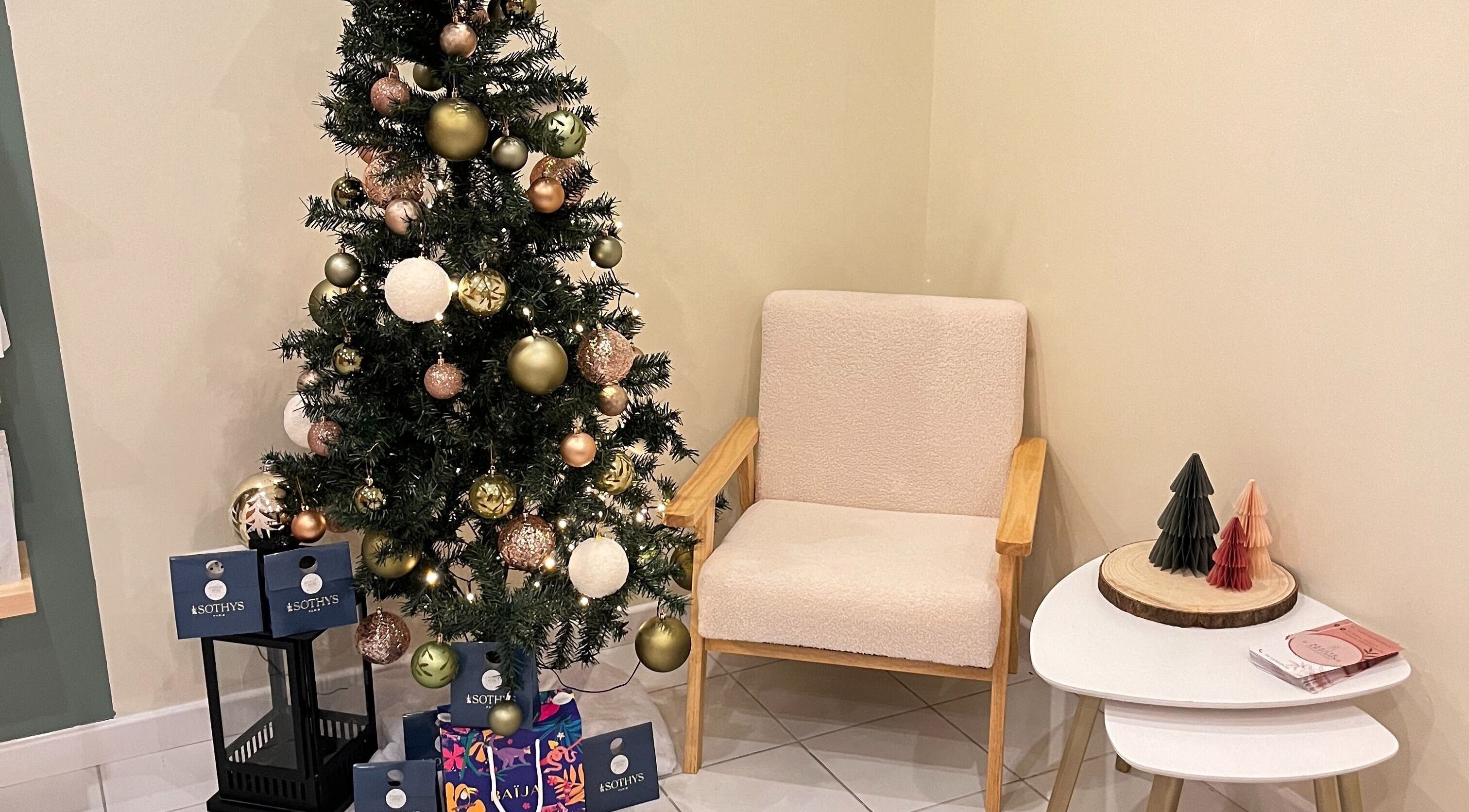 Décor de Noël élégant à Beauté Antigone, Montpellier, Occitanie, FR avec sapin et cadeaux.