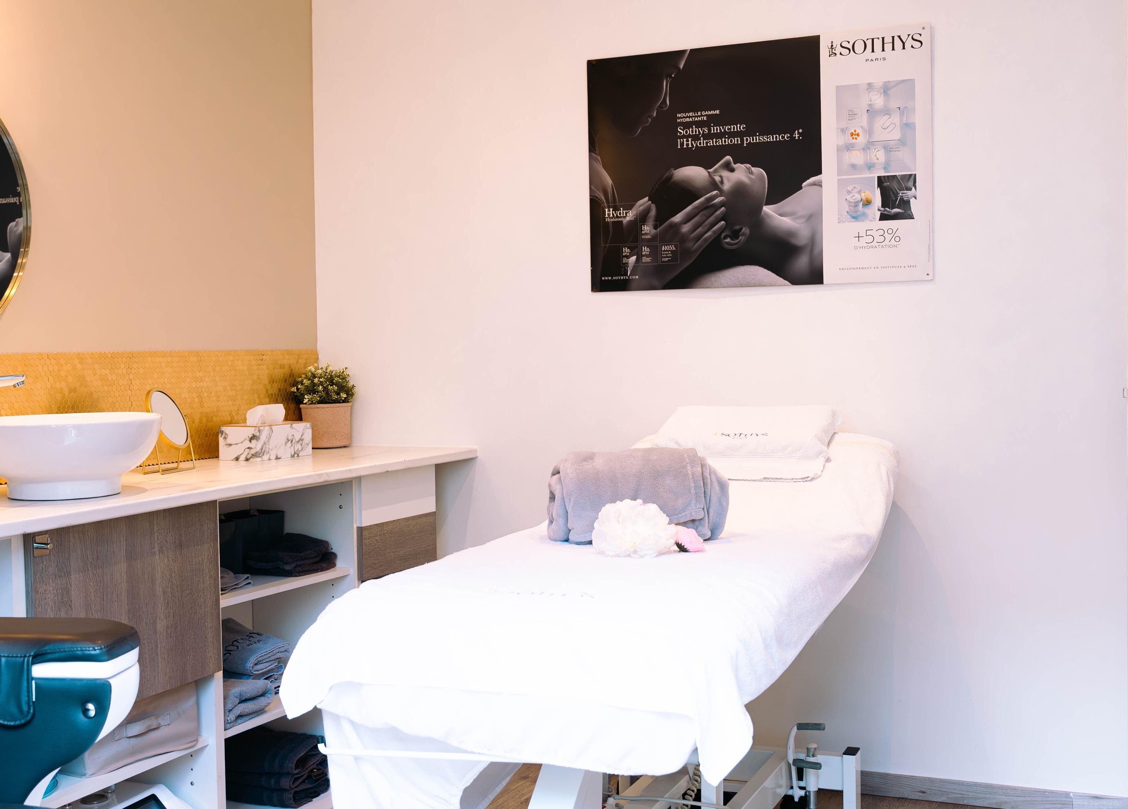 Cabine de soin Beauté Antigone à Montpellier, Occitanie, FR, avec lit de massage et décoration paisible.