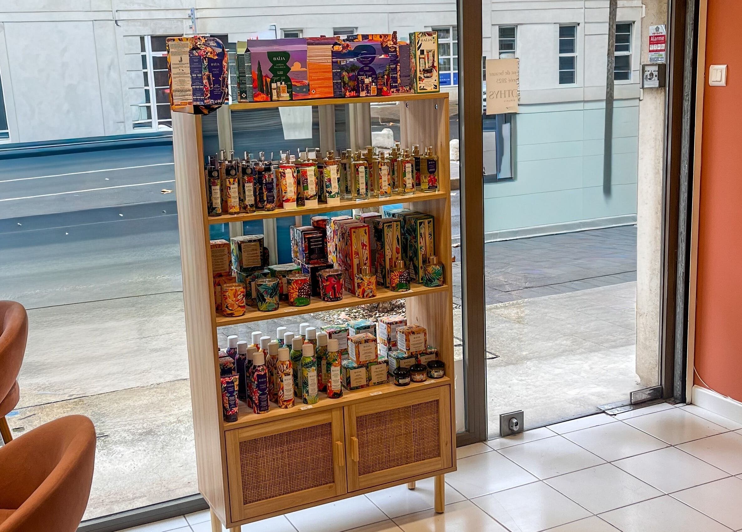 Produits cosmétiques exposés à Beauté Antigone, Montpellier, Occitanie, FR.