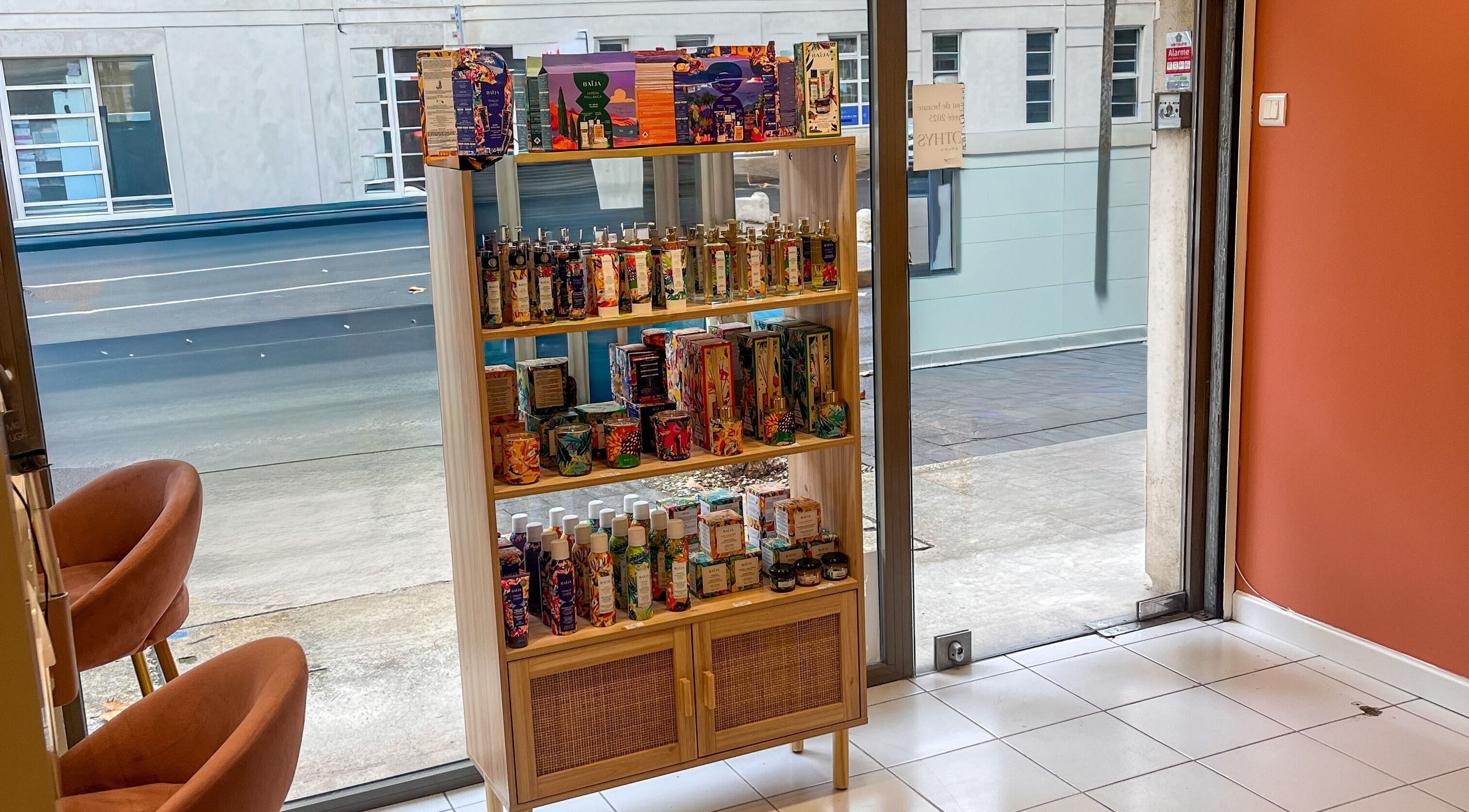 Produits cosmétiques exposés à Beauté Antigone, Montpellier, Occitanie, FR.
