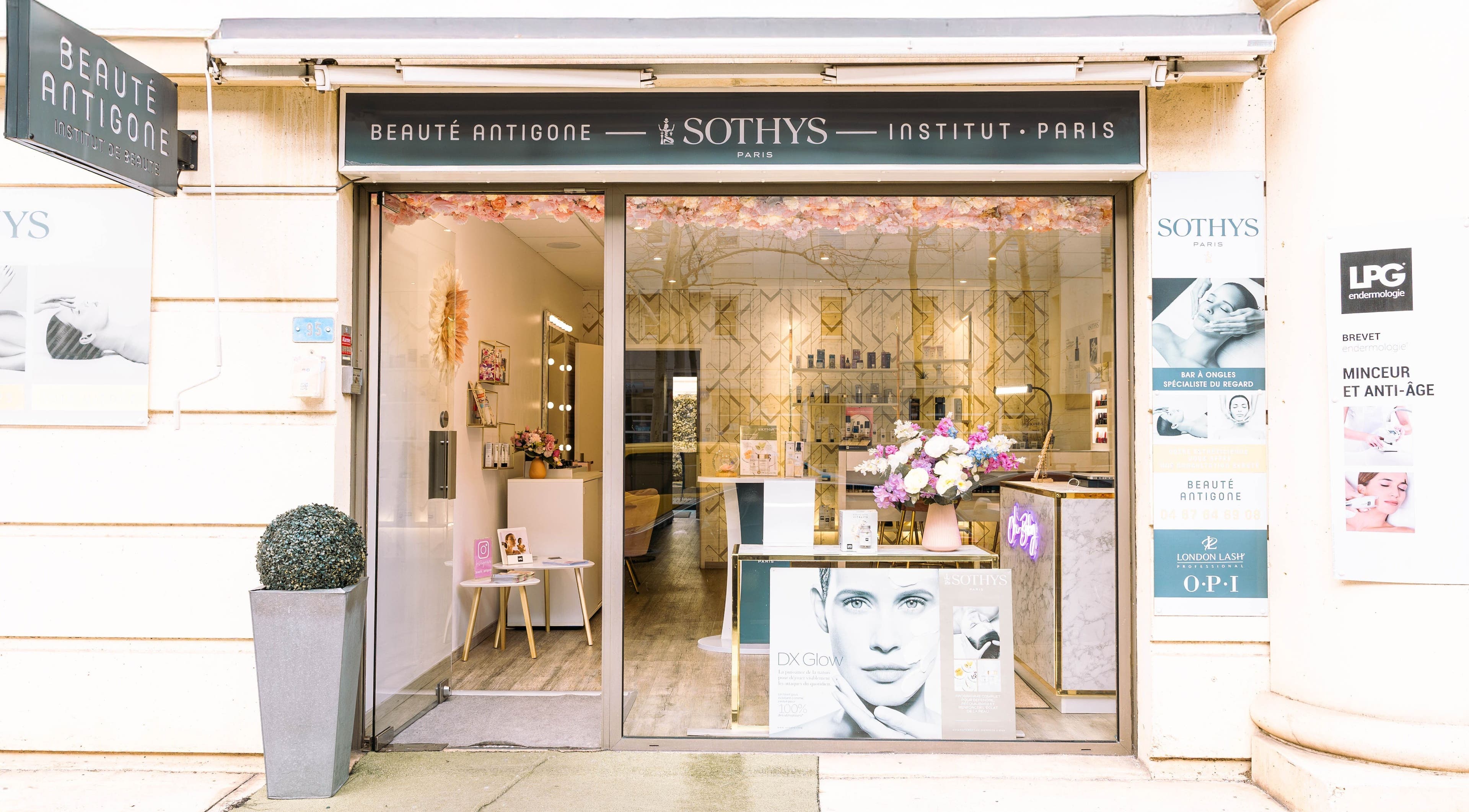 Entrée du salon Beauté Antigone à Montpellier, Occitanie, FR, affichant une devanture chic et accueillante.