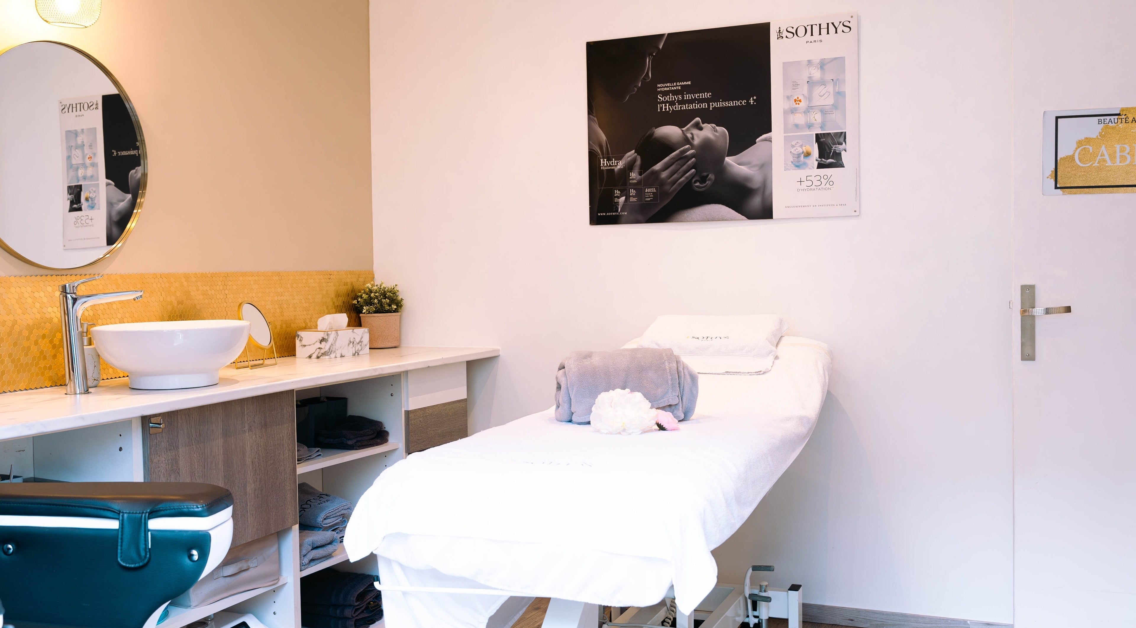 Cabine de soin moderne à Beauté Antigone, Montpellier, Occitanie, FR avec table de massage.