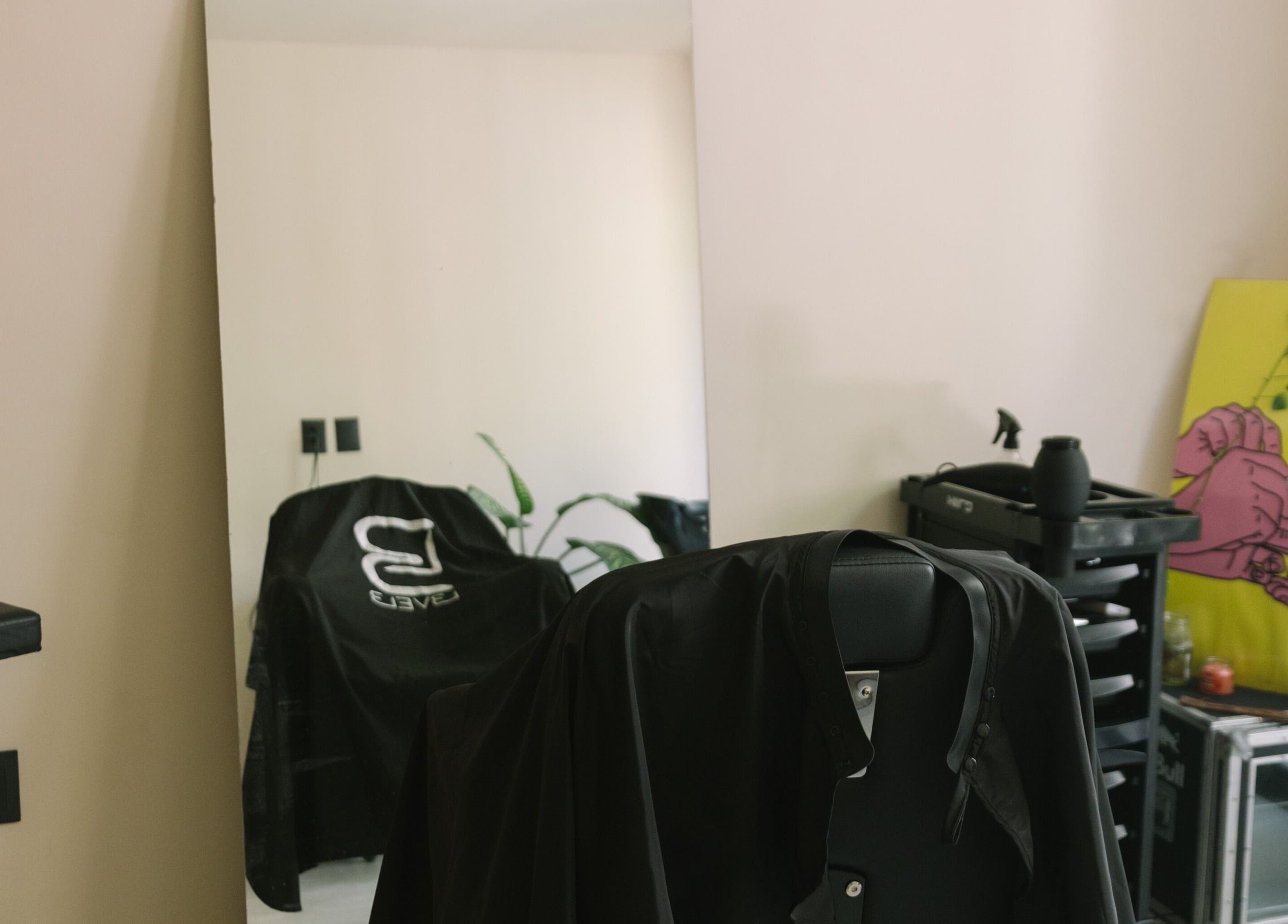 Minimalist salon station at nŌta studio, Tulum, Quintana Roo, MX with a stylish chair and vibrant art.