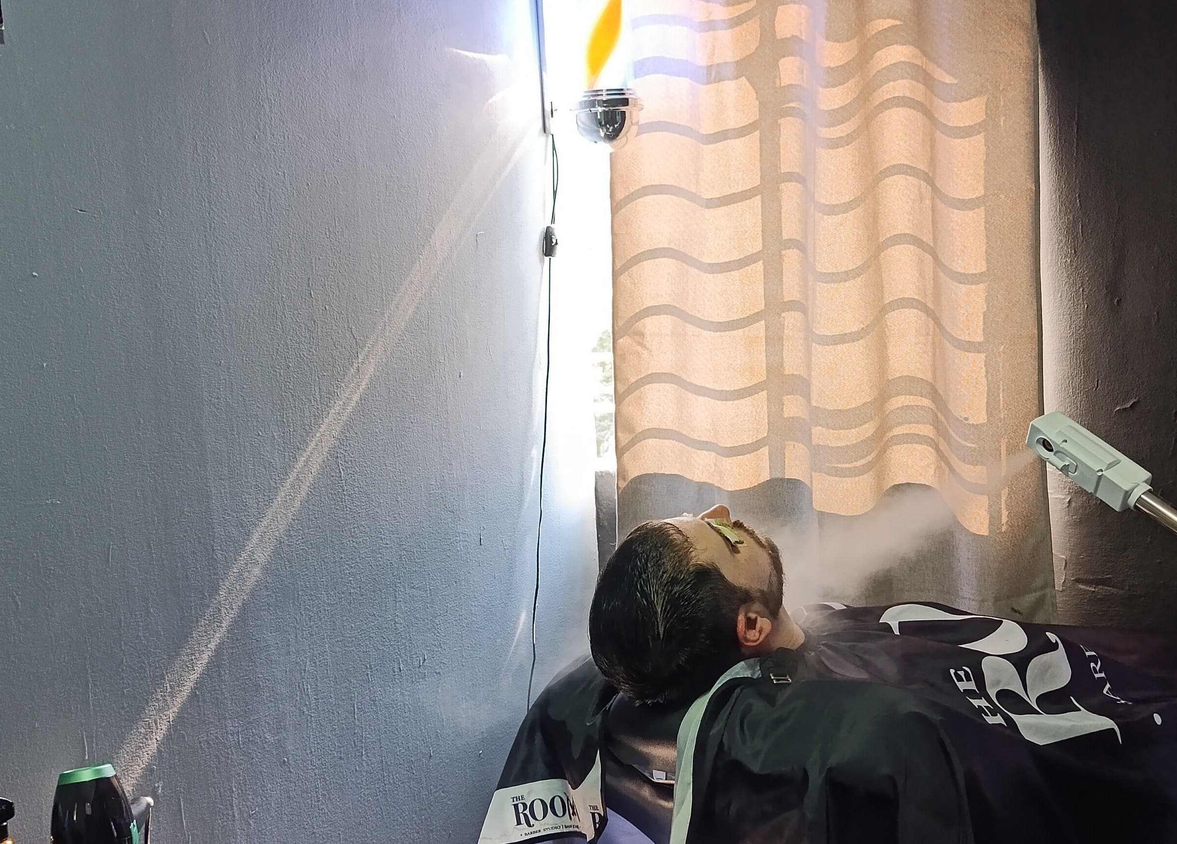 Tratamiento facial de vapor en The Room Barber Studio, Ciudad De México, MX. Relajación y cuidado personal.