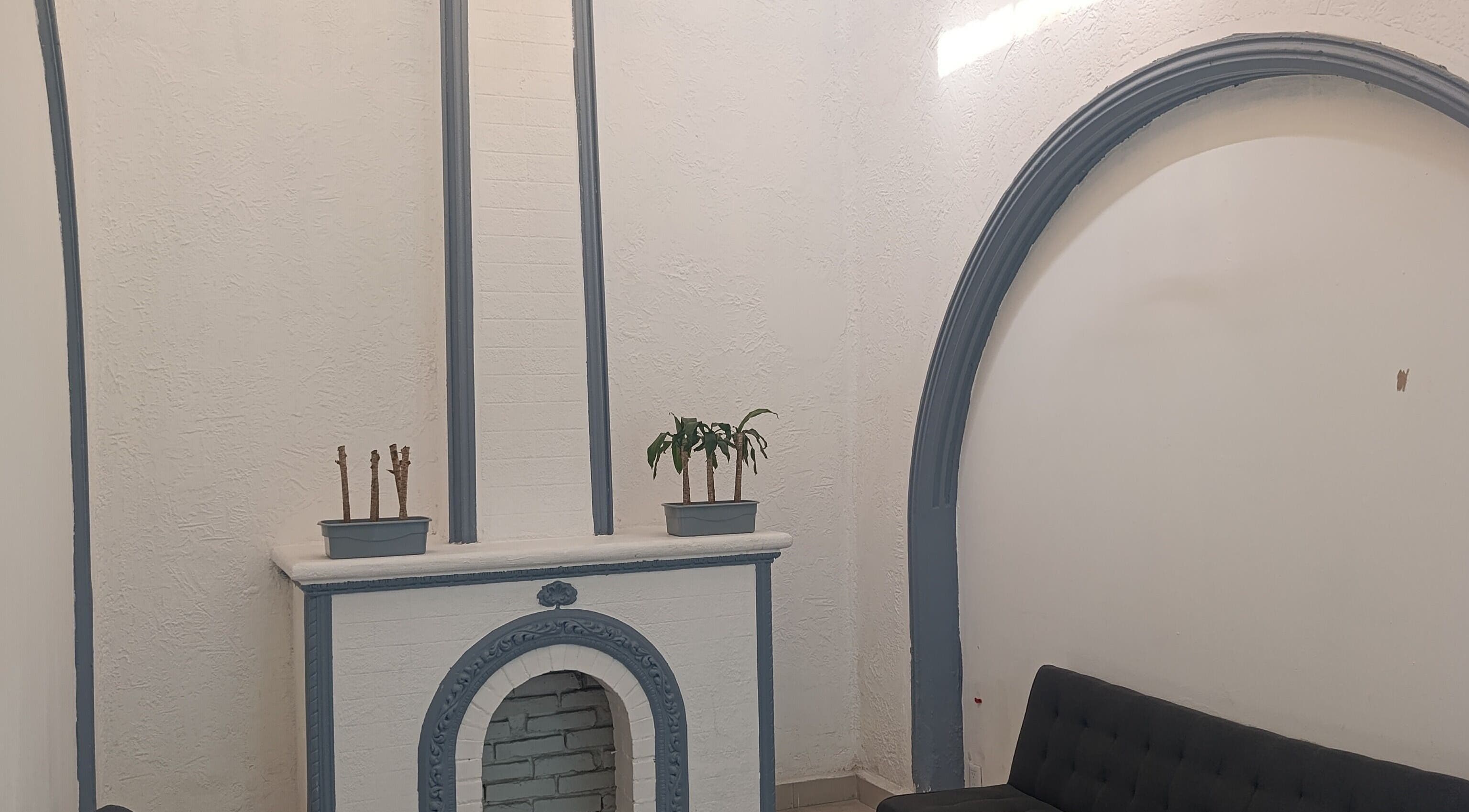 Chimenea elegante en The Room Barber Studio, Ciudad De México, MX. Decoración minimalista con plantas.