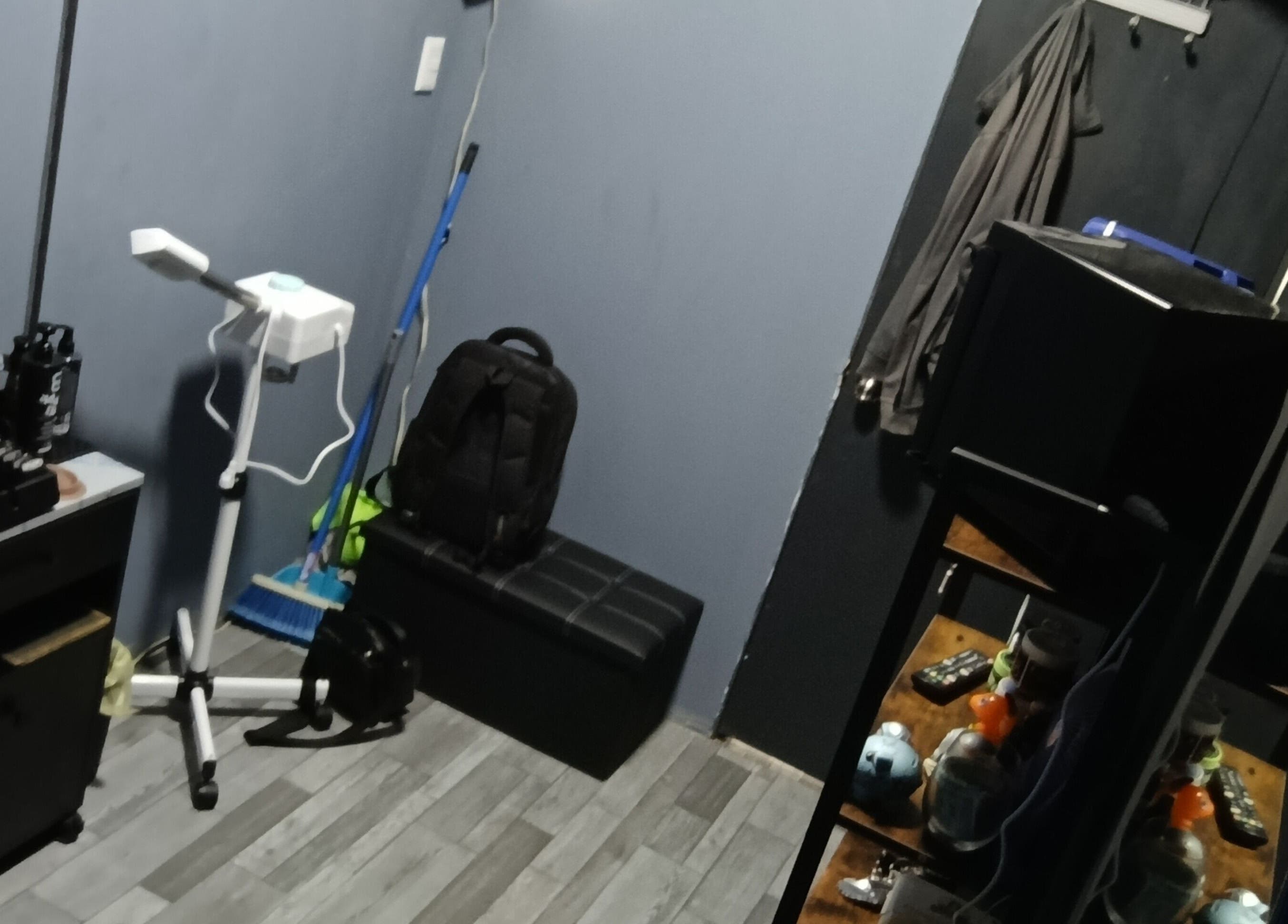 Espacio de trabajo en The Room Barber Studio, Ciudad De México, MX, con muebles y herramientas de estilismo.