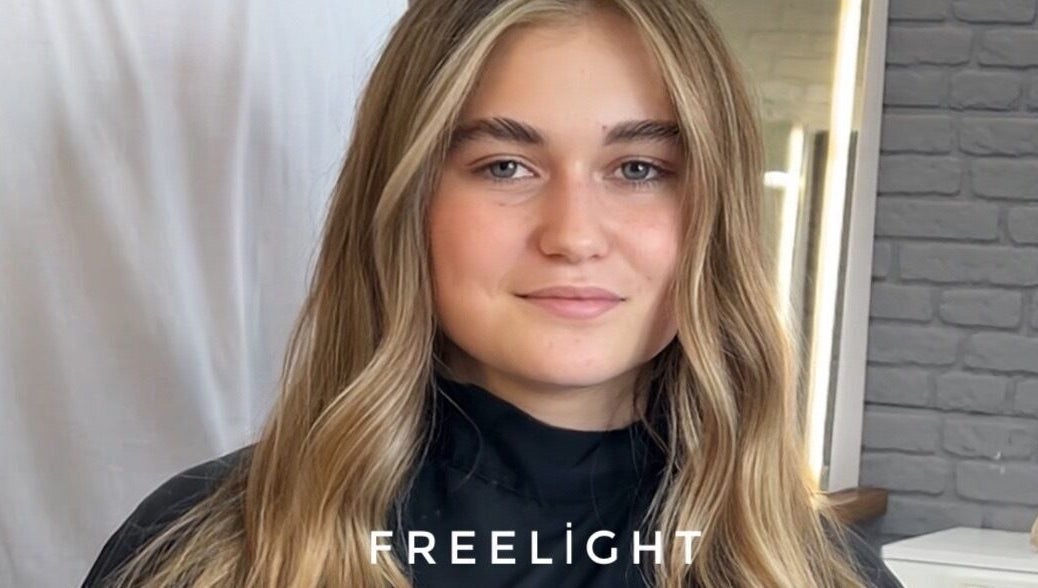 Smiling woman with styled wavy hair at Ali Tekeli Hair, İstanbul, İstanbul, TR.