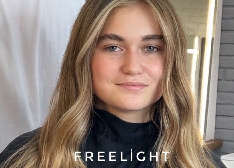 Smiling woman with styled wavy hair at Ali Tekeli Hair, İstanbul, İstanbul, TR.