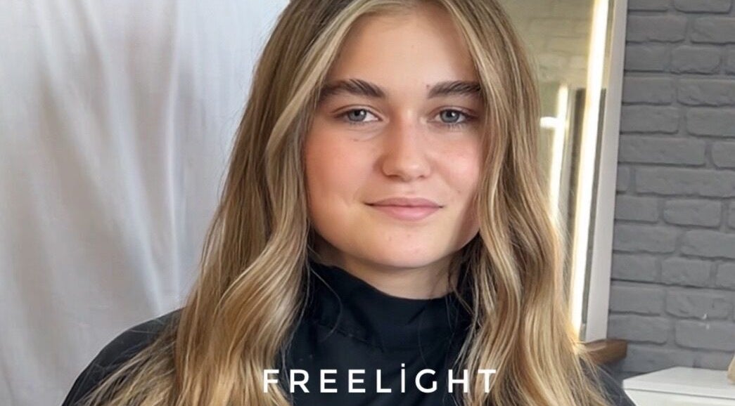 Smiling woman with styled wavy hair at Ali Tekeli Hair, İstanbul, İstanbul, TR.