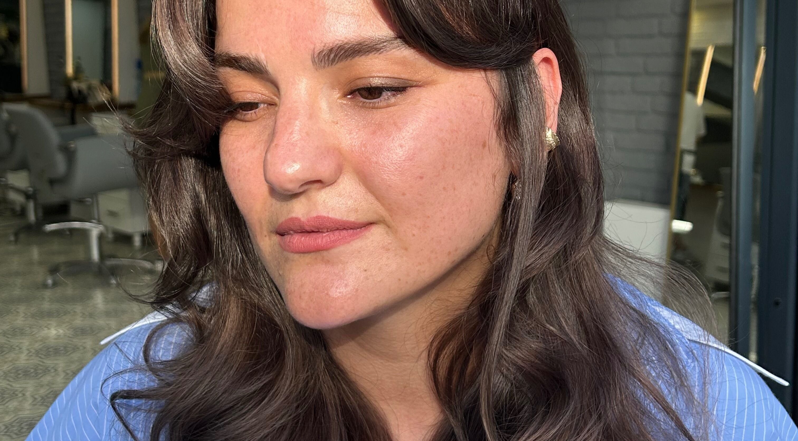 Close-up of a woman with wavy hair at Ali Tekeli Hair, İstanbul, İstanbul, TR.