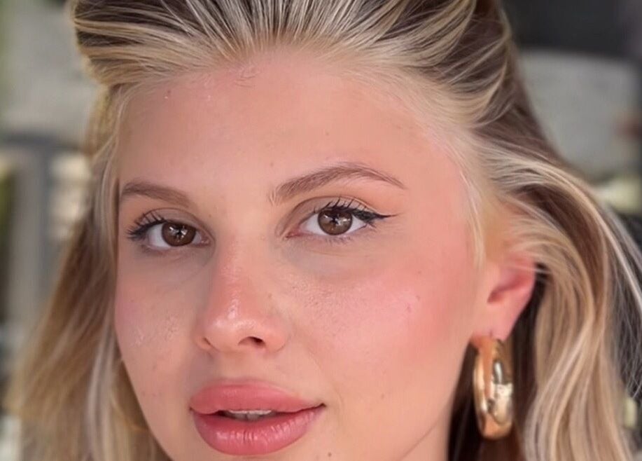 Close-up of a woman with styled hair at Ali Tekeli Hair, İstanbul, İstanbul, TR.