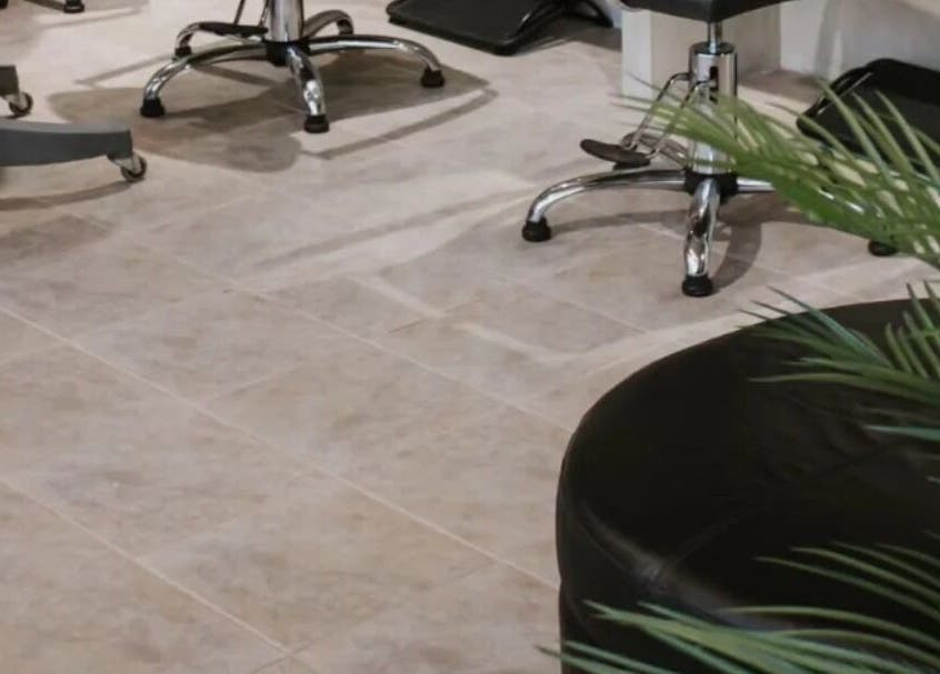 Πολυτελής διακοσμημένος χώρος στο SHE beautiful hair only στο Βόλος, Ελλαδα, GR για άνετη περιποίηση.