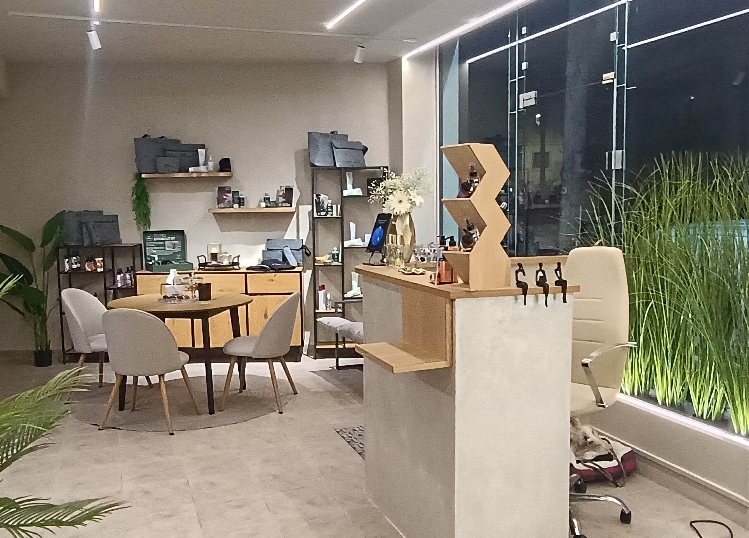 Σύγχρονος χώρος του SHE beautiful hair only στη Βόλος, Ελλαδα, GR. Κομψή διακόσμηση και προϊόντα ομορφιάς.