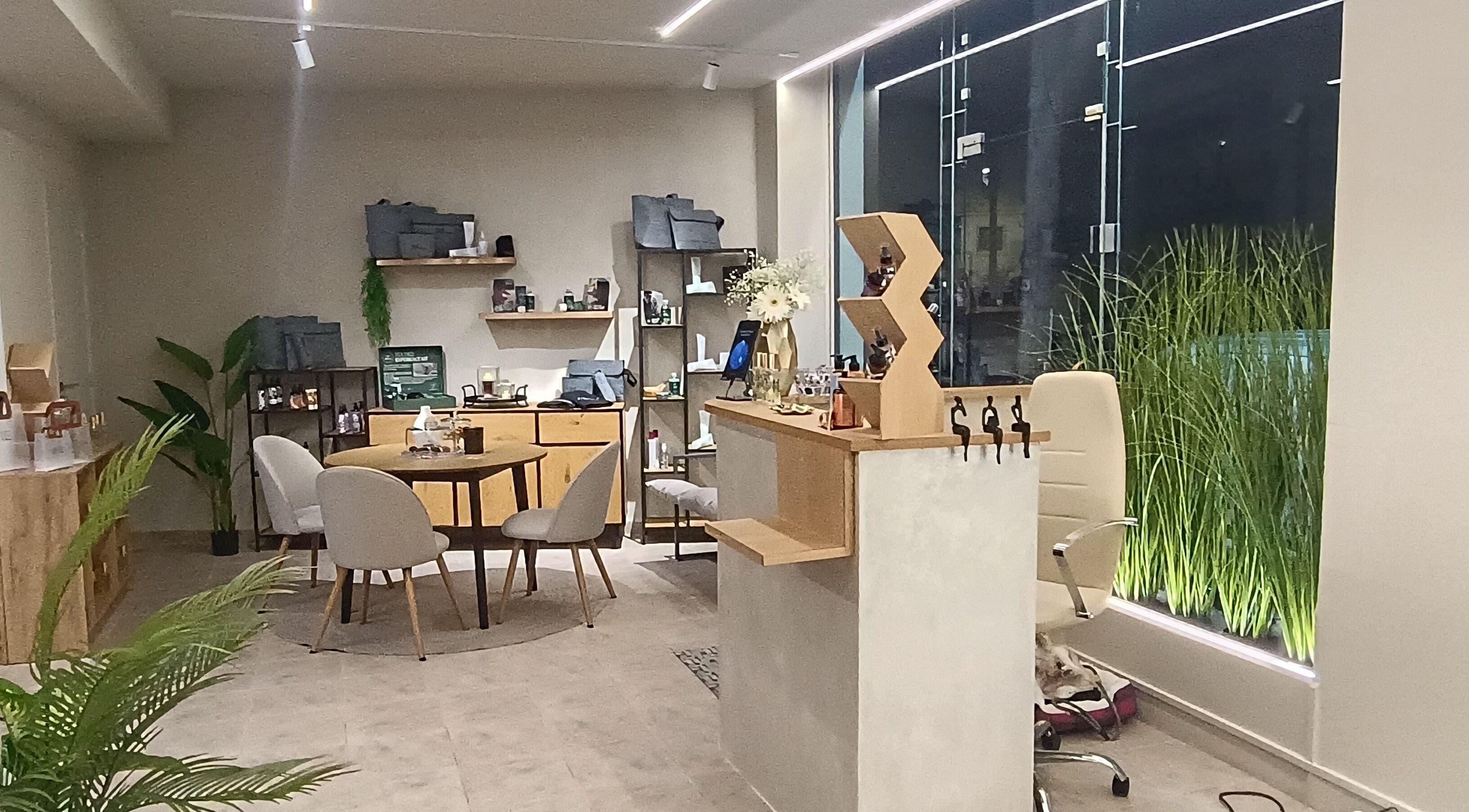 Εσωτερικό του She Beautiful Hair Only στη Βόλο, Ελλάδα, GR με μοντέρνα επίπλωση και διακόσμηση.