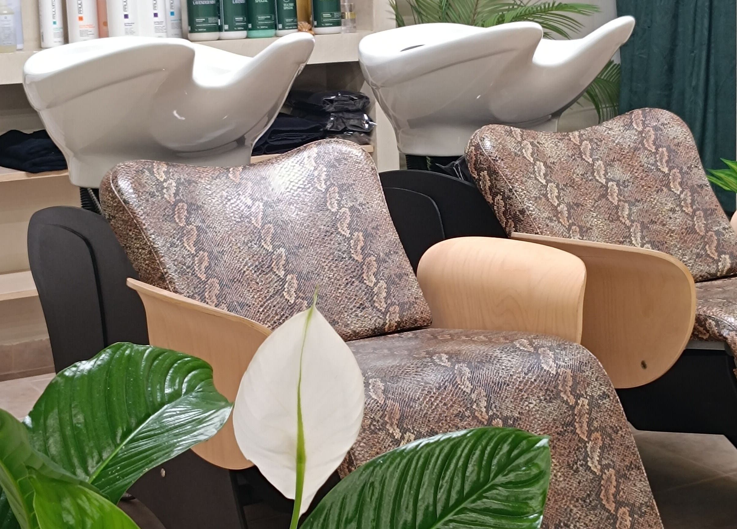 Εμφάνιση πολυτελών λουτρών στο She Beautiful Hair Only, Βόλος, Ελλάδα, GR