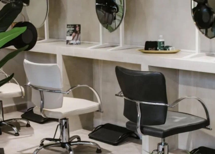 Κομψά καθίσματα στο She Beautiful Hair Only, Βόλος, Ελλαδα, GR με πράσινα διακοσμητικά.