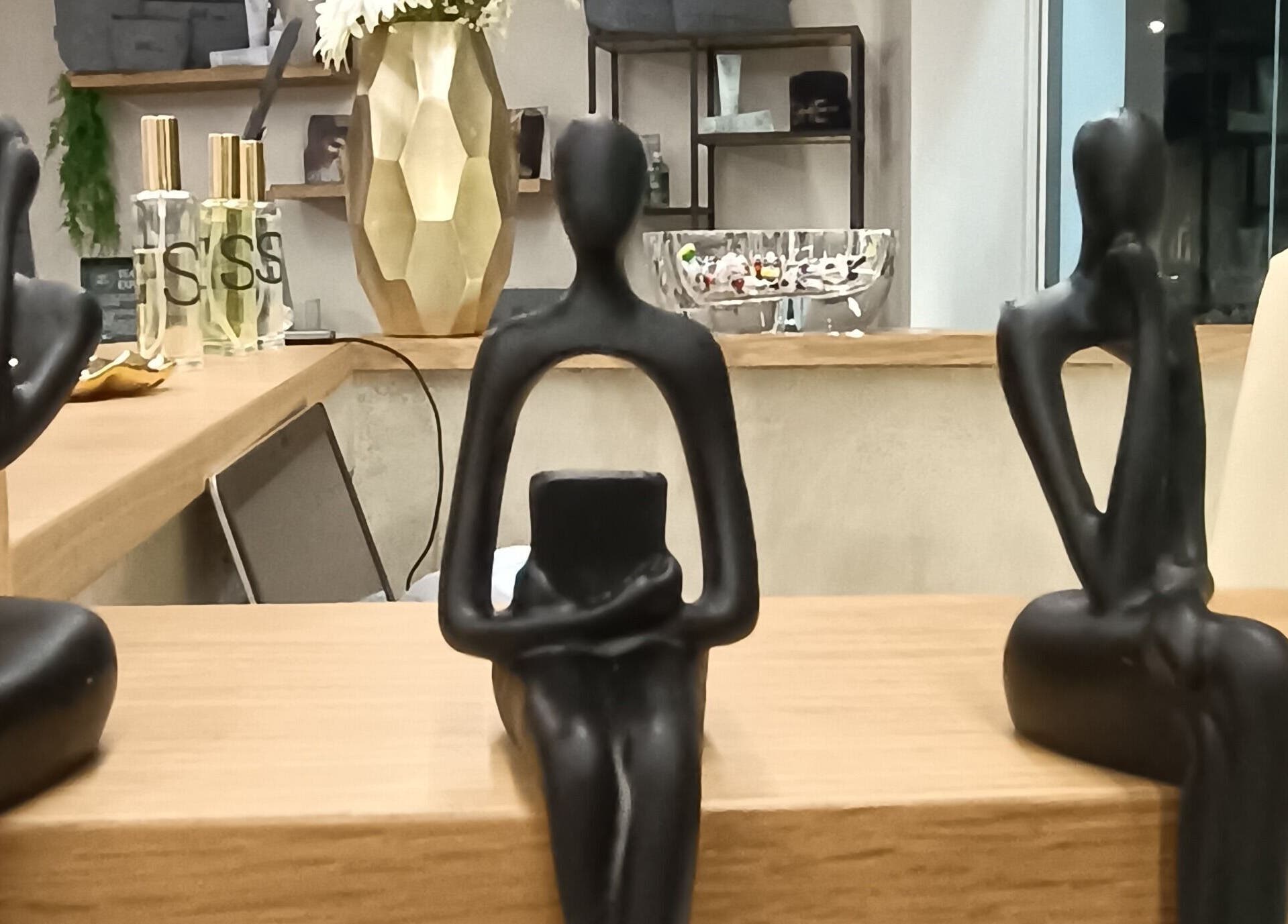 Σύγχρονα αγάλματα στο She Beautiful Hair Only, Βόλος, Ελλαδα, GR διακοσμούν το μοντέρνο σαλόνι ομορφιάς.