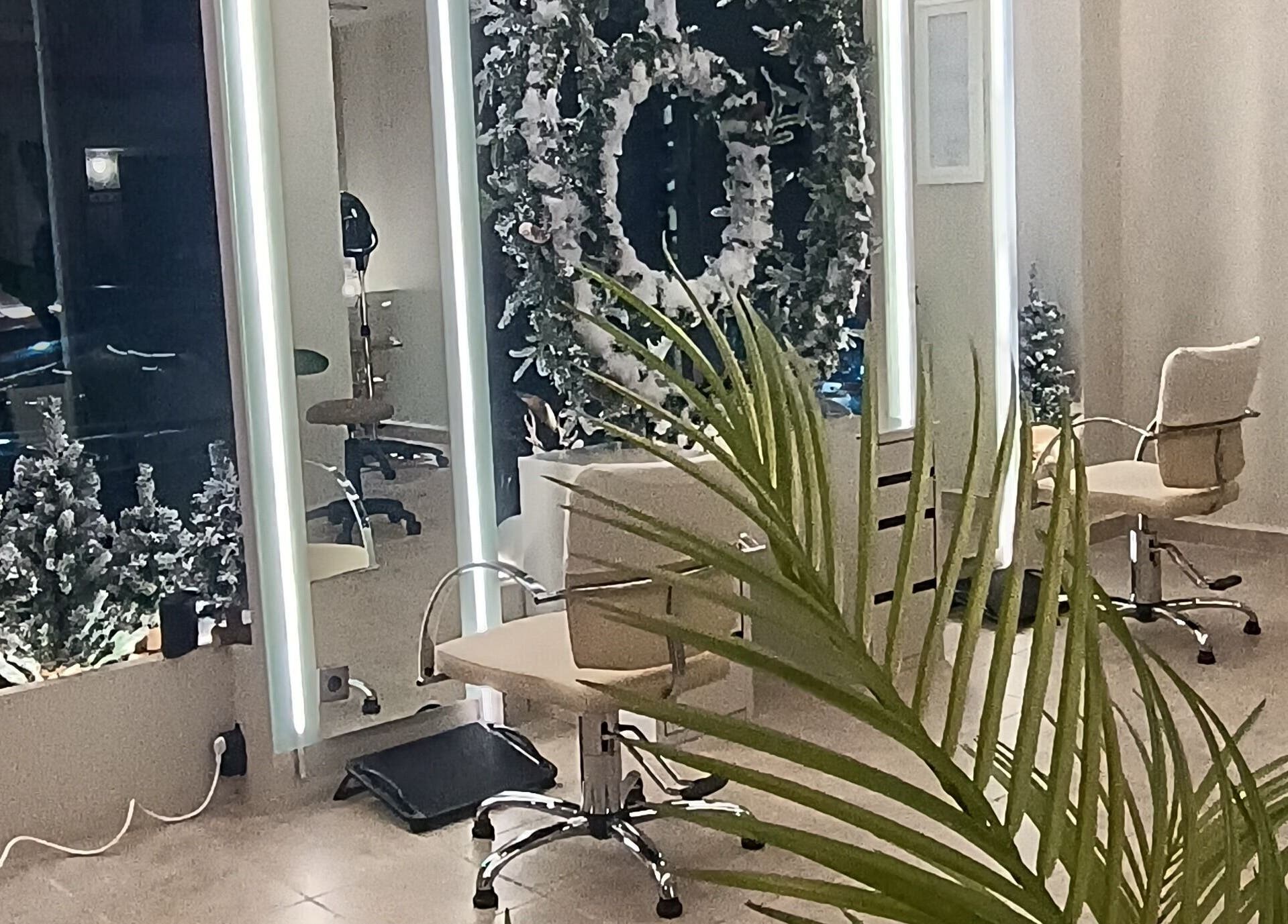 Εσωτερικό στολισμένο του She Beautiful Hair Only στη Βόλος, Ελλαδα, GR. Διακόσμηση και καρέκλες ομορφιάς.