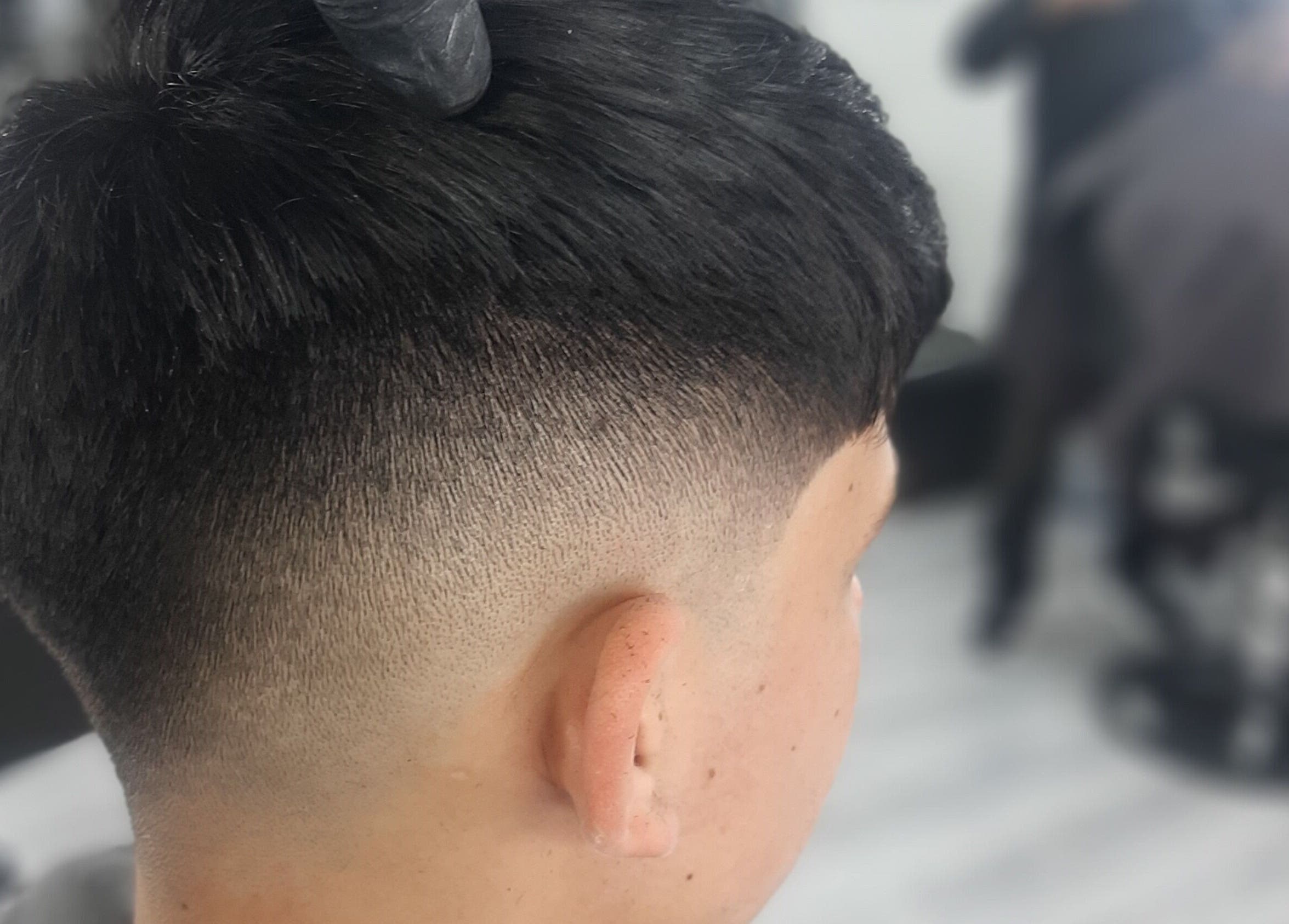 Close-up of a precise fade haircut at Jhonatan barber master in Pereira, Risaralda, CO.