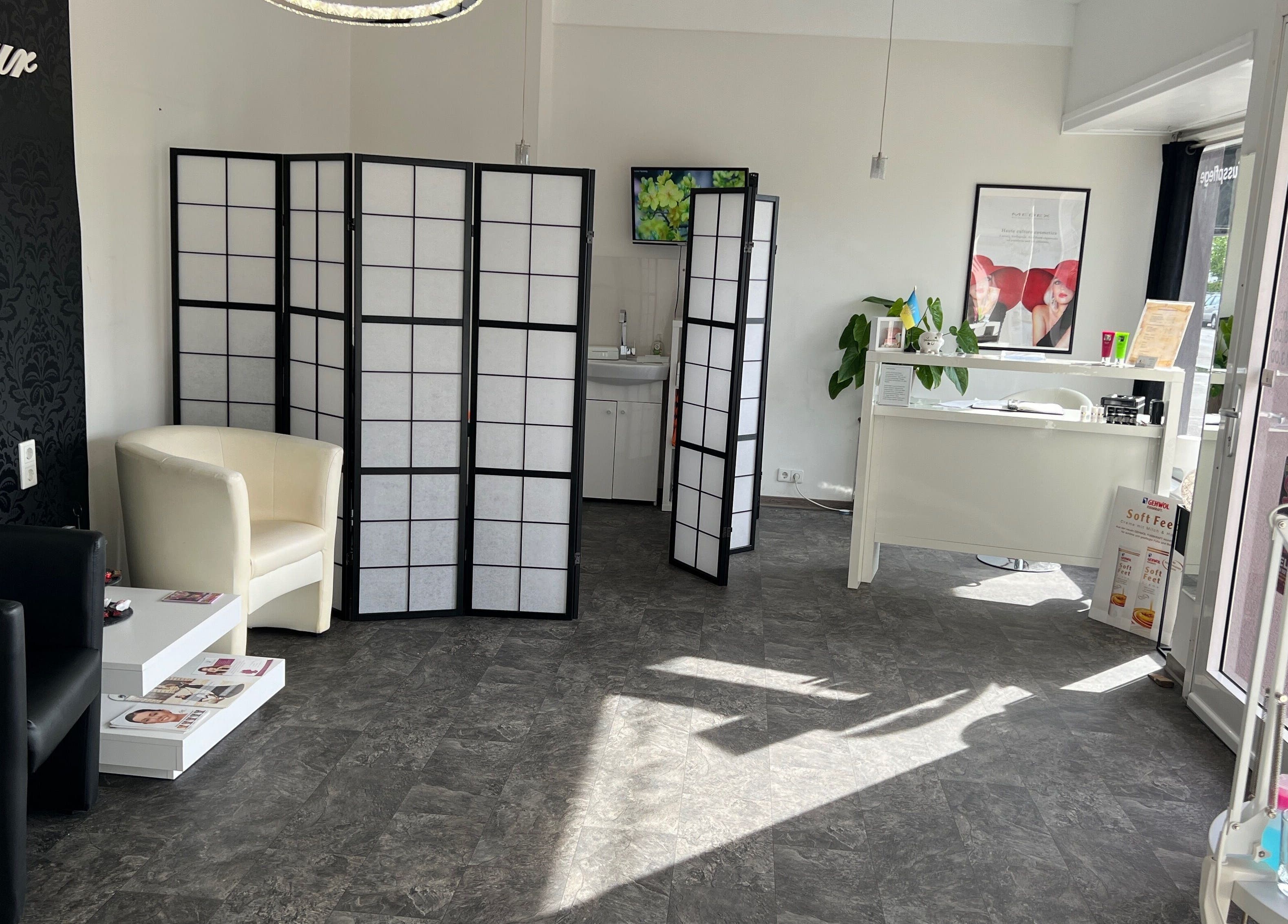 Empfangsbereich von Glamour Kosmetikstudio, Bielefeld, Nordrhein-westfalen, DE mit modernen Sitzecken.