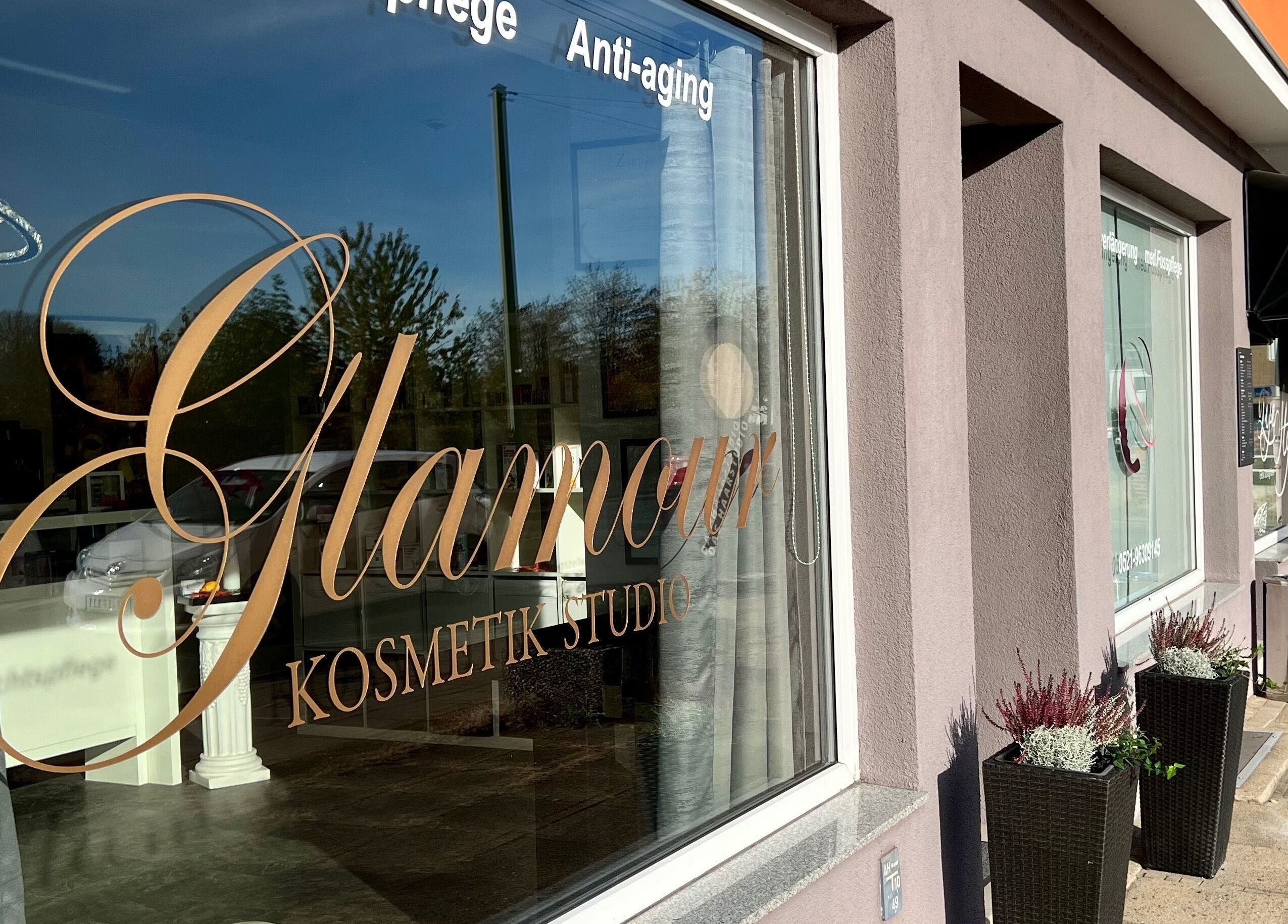 Außenansicht von Glamour Kosmetikstudio in Bielefeld, Nordrhein-westfalen mit eleganten Fenstern.