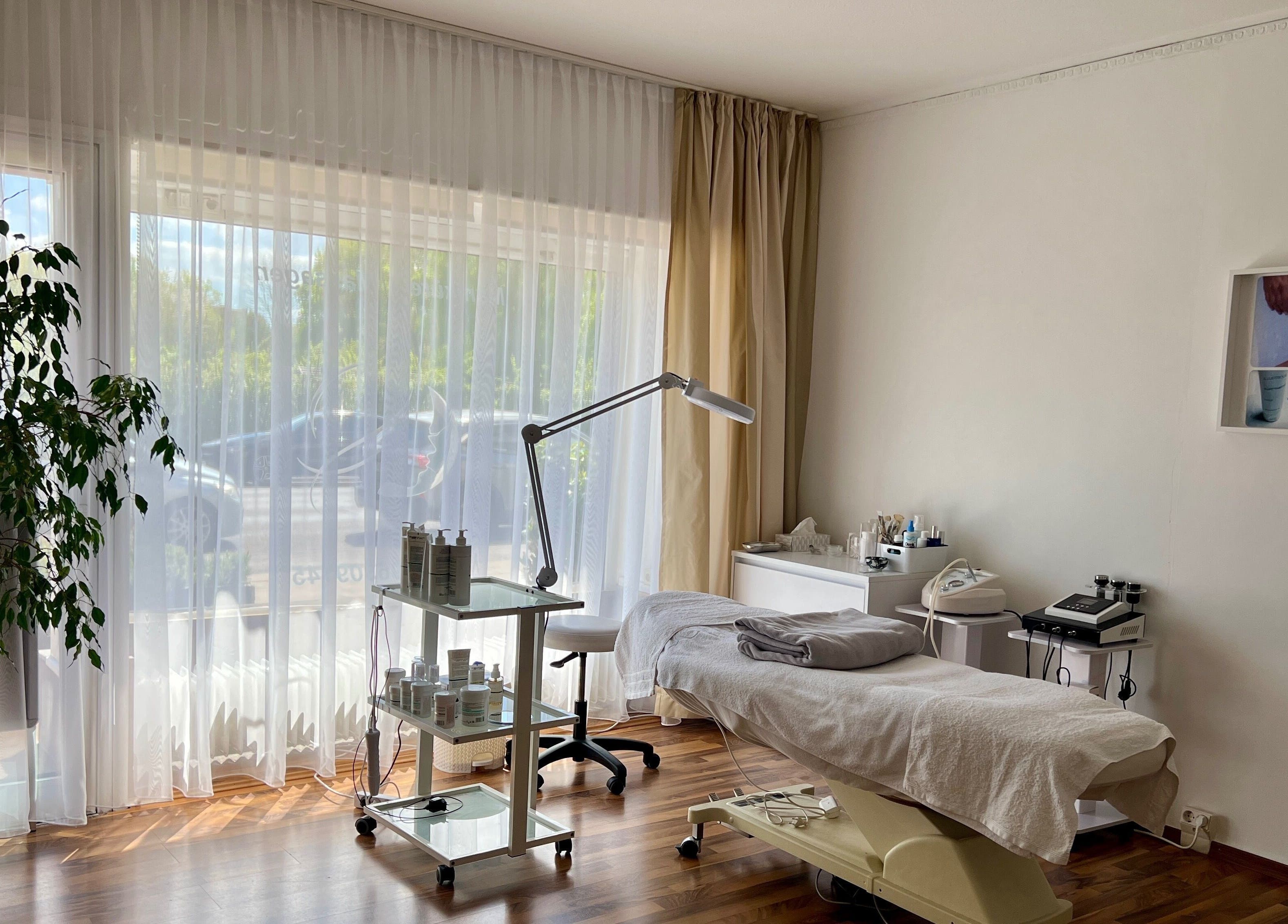 Innenansicht von Glamour Kosmetikstudio in Bielefeld, Nordrhein-westfalen, DE mit Behandlungsliege.