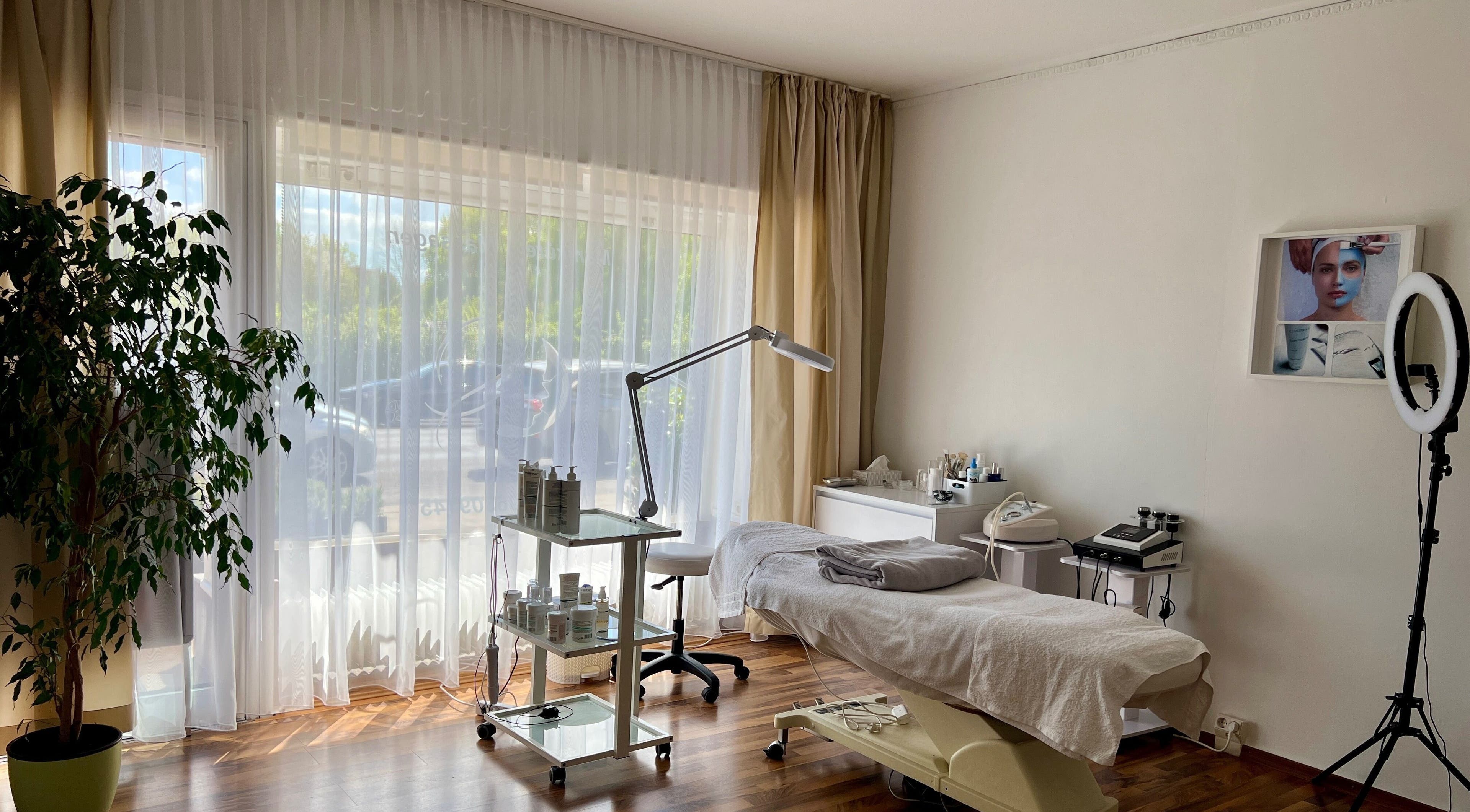 Innenansicht von Glamour Kosmetikstudio in Bielefeld, Nordrhein-westfalen, DE mit Behandlungsliege.