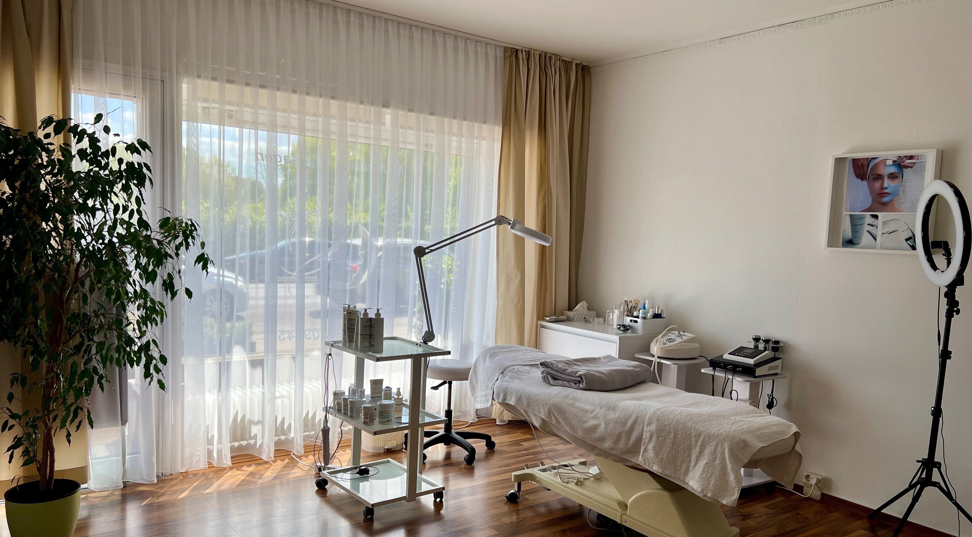 Innenansicht von Glamour Kosmetikstudio in Bielefeld, Nordrhein-westfalen, DE mit Behandlungsliege.