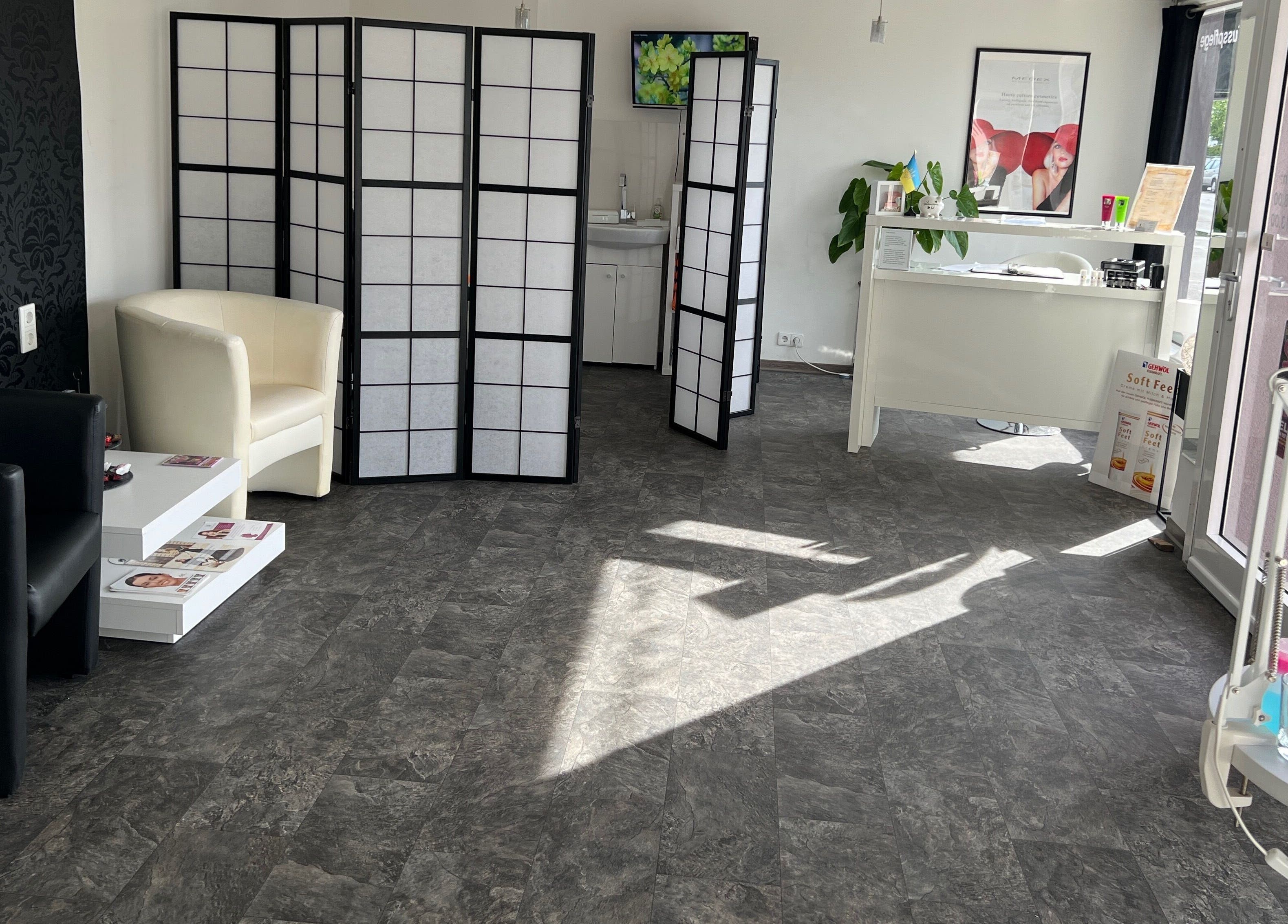 Moderne Inneneinrichtung bei Glamour Kosmetikstudio in Bielefeld, Nordrhein-westfalen, DE mit stilvollem Ambiente.