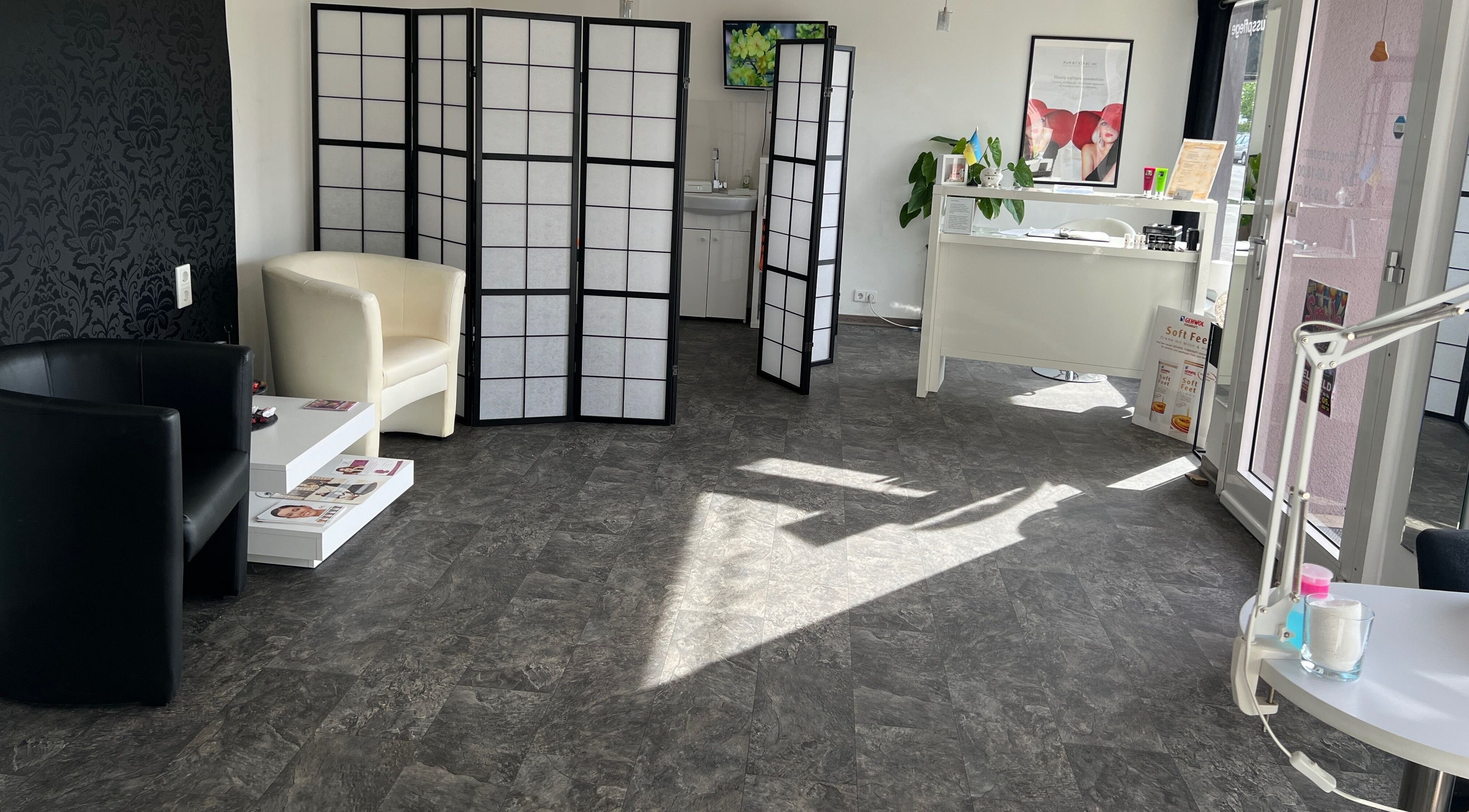 Moderne Inneneinrichtung bei Glamour Kosmetikstudio in Bielefeld, Nordrhein-westfalen, DE mit stilvollem Ambiente.