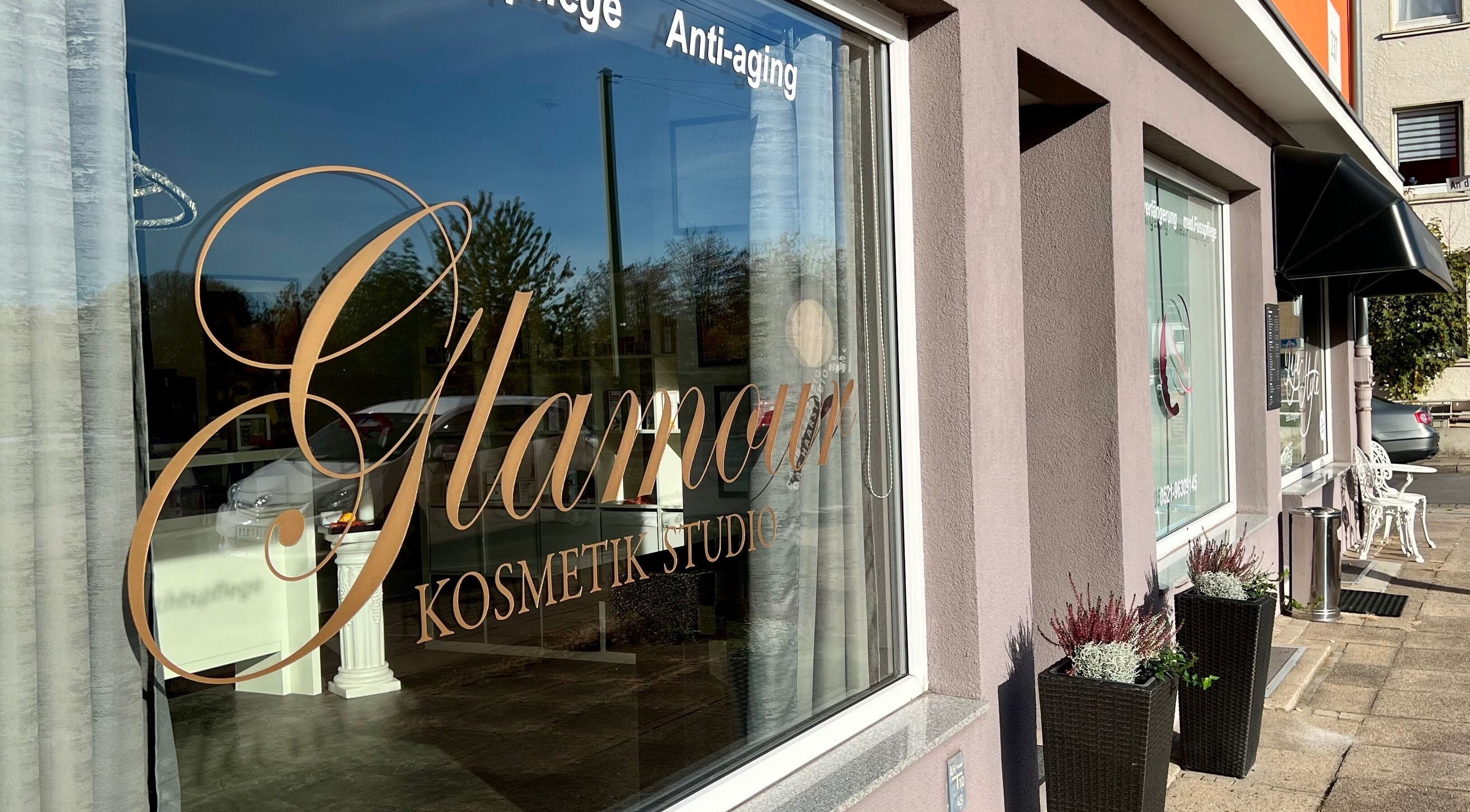 Außenansicht des Glamour Kosmetikstudio in Bielefeld, Nordrhein-westfalen, DE mit dekorativer Fensterbeschriftung.