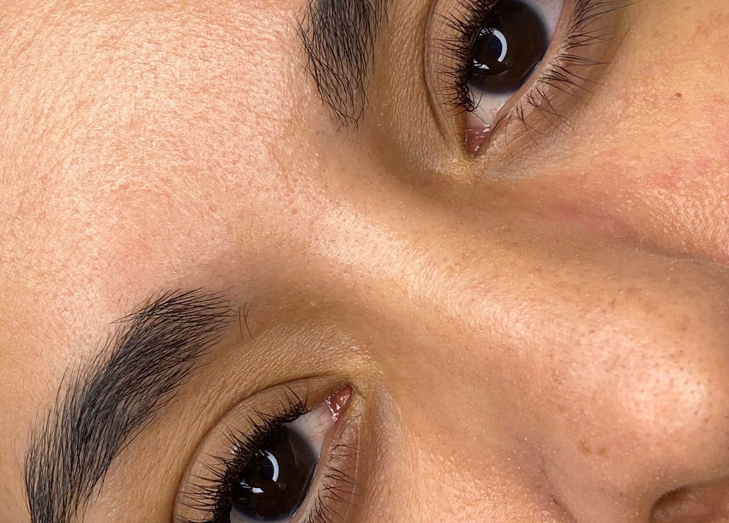 Close-up of well-groomed eyebrows at Nazlash, La Cisterna, Región Metropolitana, CL showcasing natural beauty.