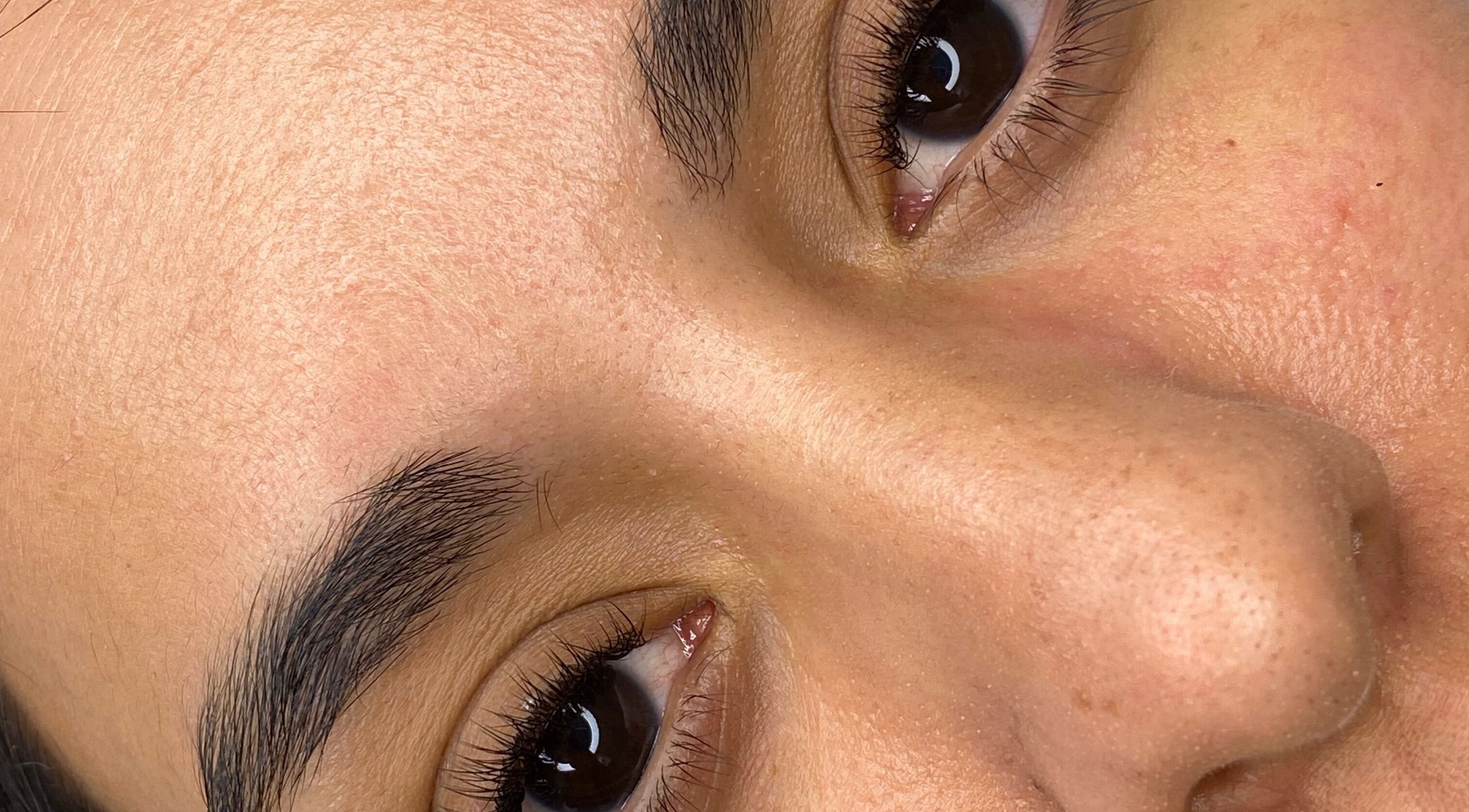 Close-up of well-groomed eyebrows at Nazlash, La Cisterna, Región Metropolitana, CL showcasing natural beauty.