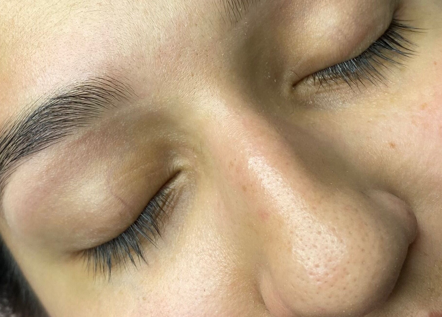 Close-up of perfectly groomed eyebrows at Nazlash, La Cisterna, Región Metropolitana, CL.