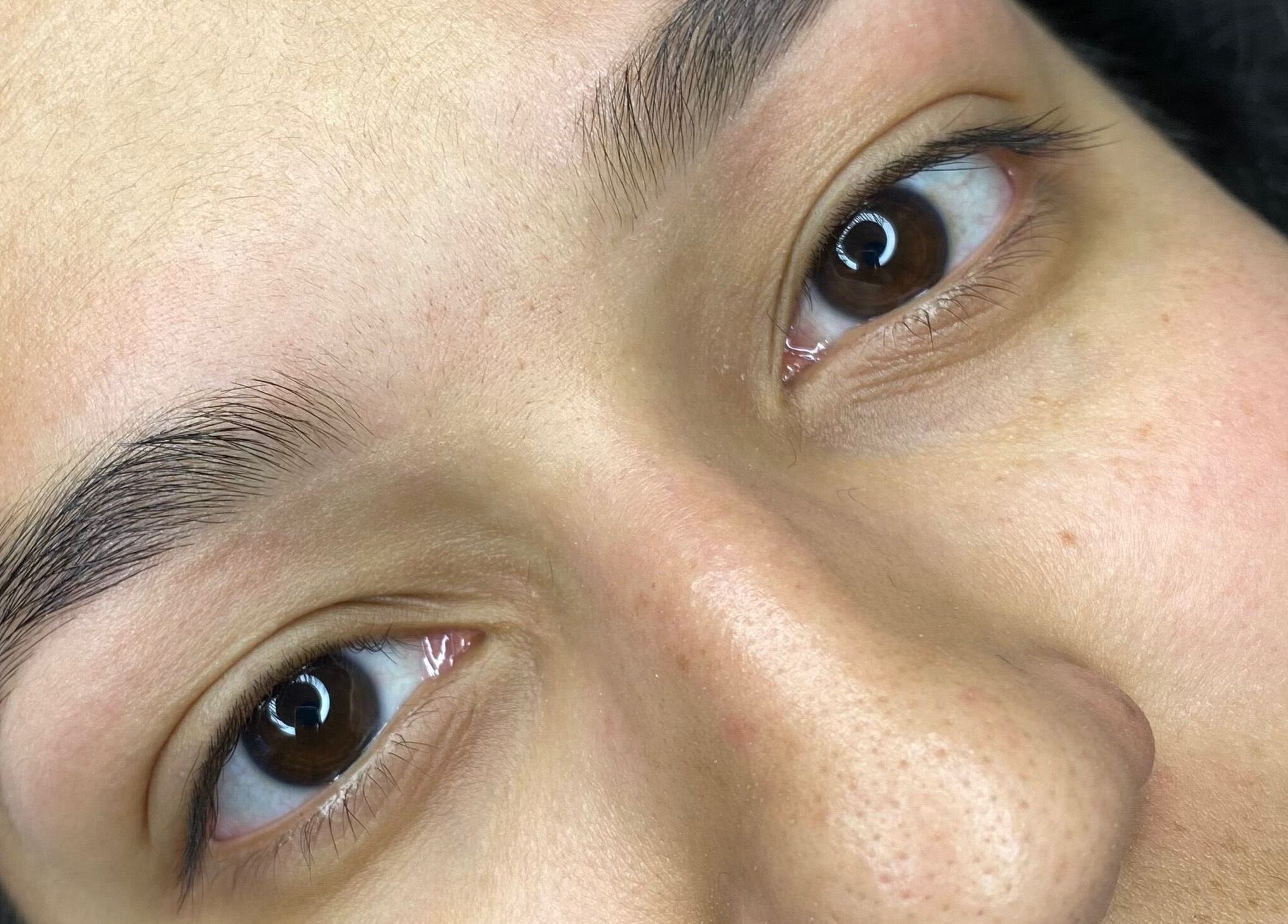 Close-up of well-groomed eyebrows at Nazlash, La Cisterna, Región Metropolitana, CL.