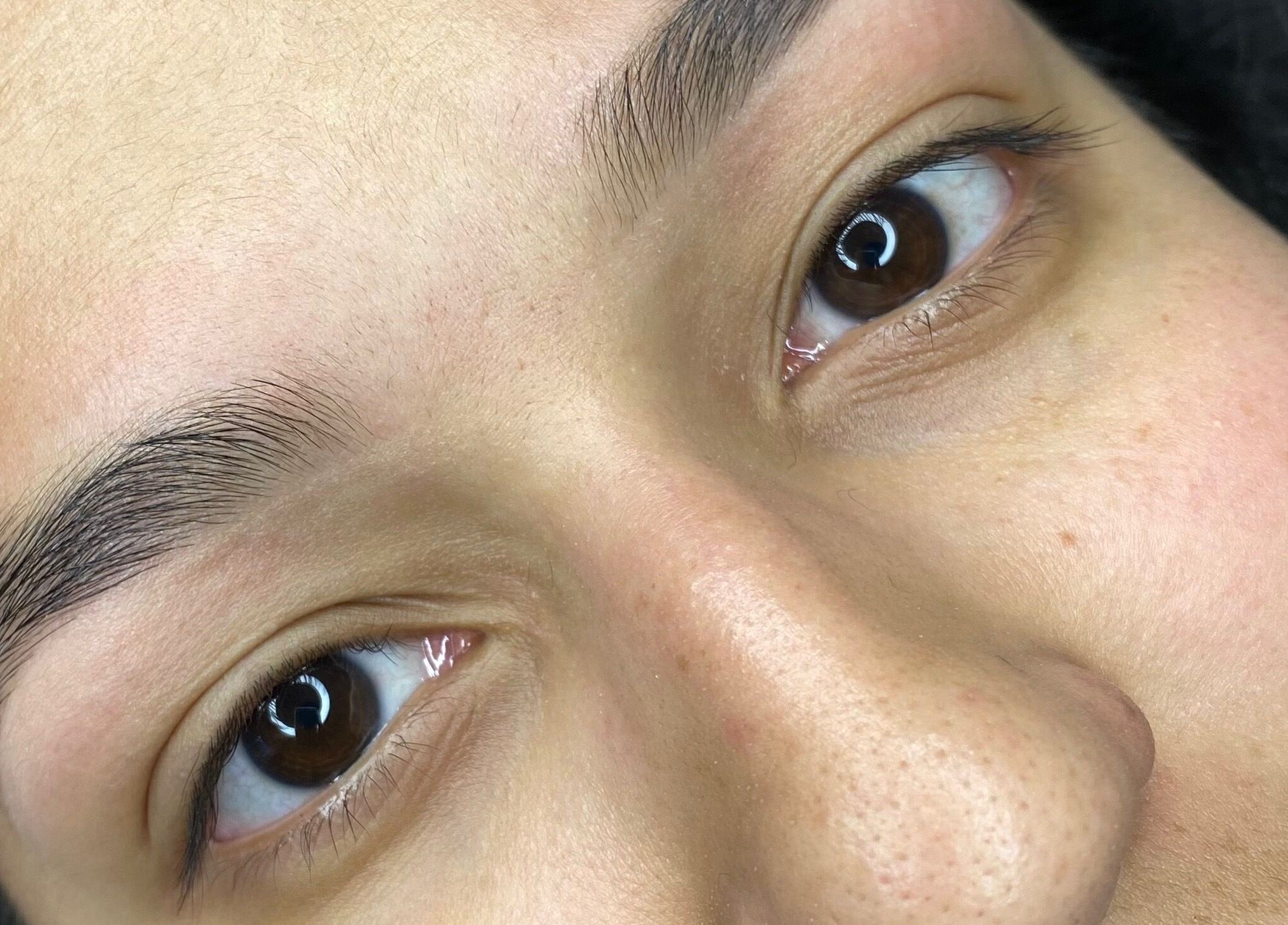 Close-up of well-groomed eyebrows at Nazlash, La Cisterna, Región Metropolitana, CL.