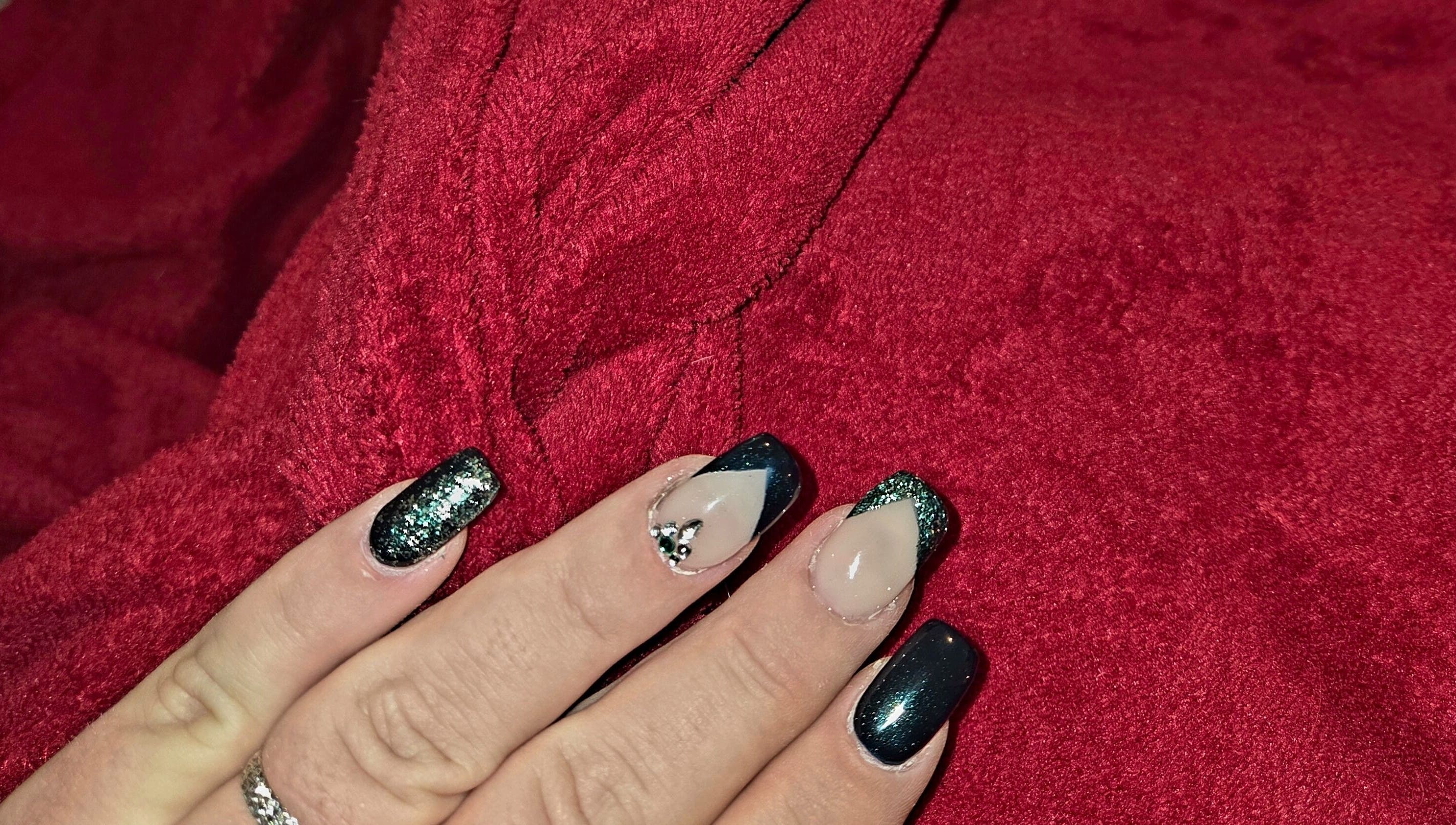 Ongles élégants noirs et pailletés à Les ongles de mel, Villefontaine, Auvergne-rhône-alpes, FR.