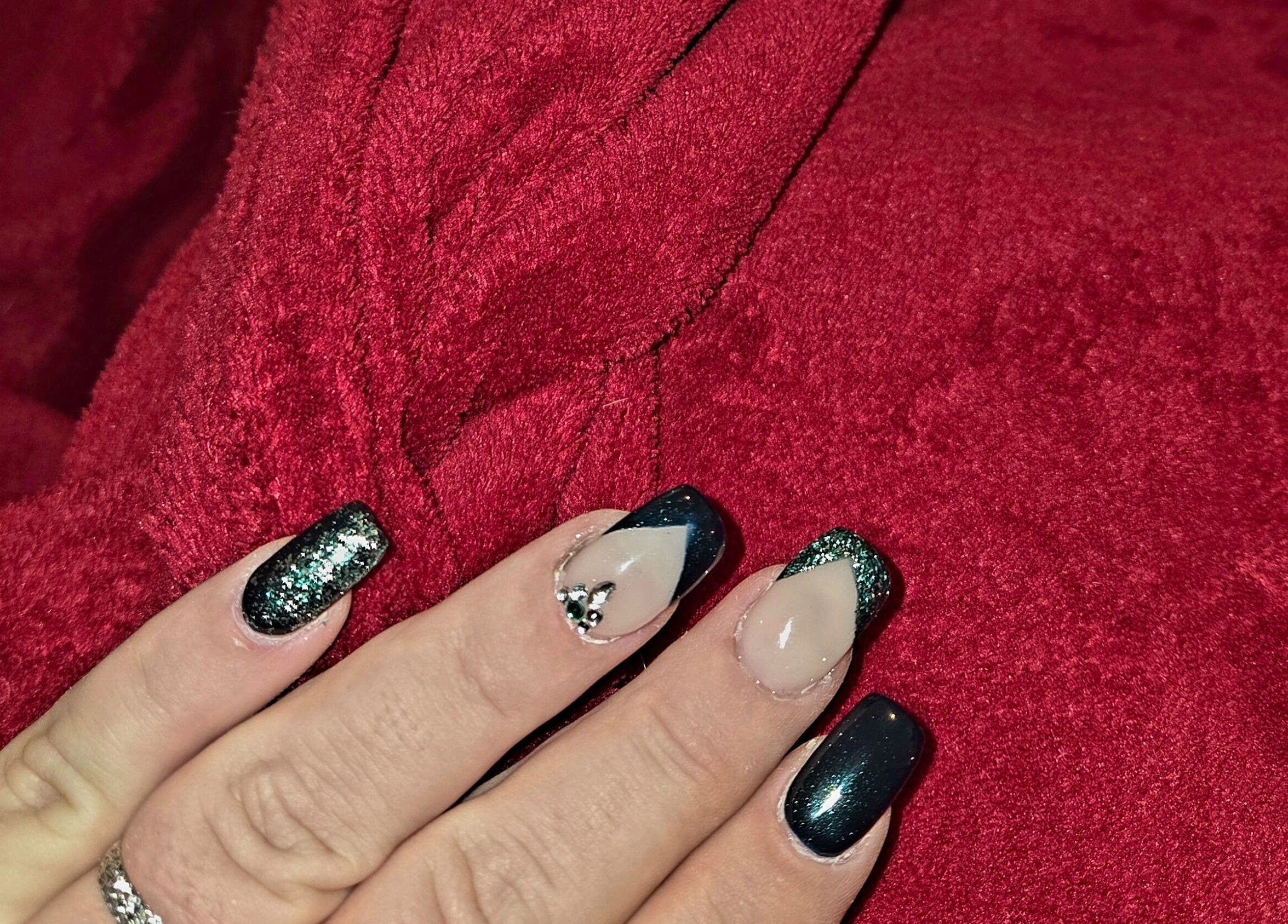 Ongles élégants noirs et pailletés à Les ongles de mel, Villefontaine, Auvergne-rhône-alpes, FR.